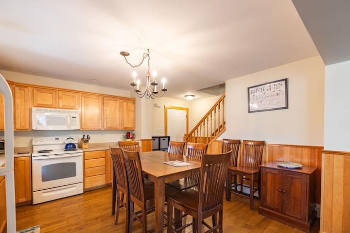 Family home in the Maine mountains, with direct access to trails, walk to Bethel, and 10 min to Sunday River!