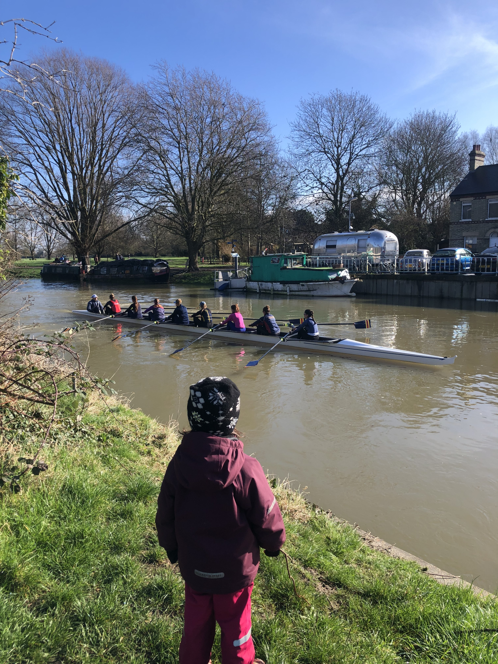 Stadthaus am Fluss bei Feuchtgebieten und Bootshäusern – malerisches Cambridge