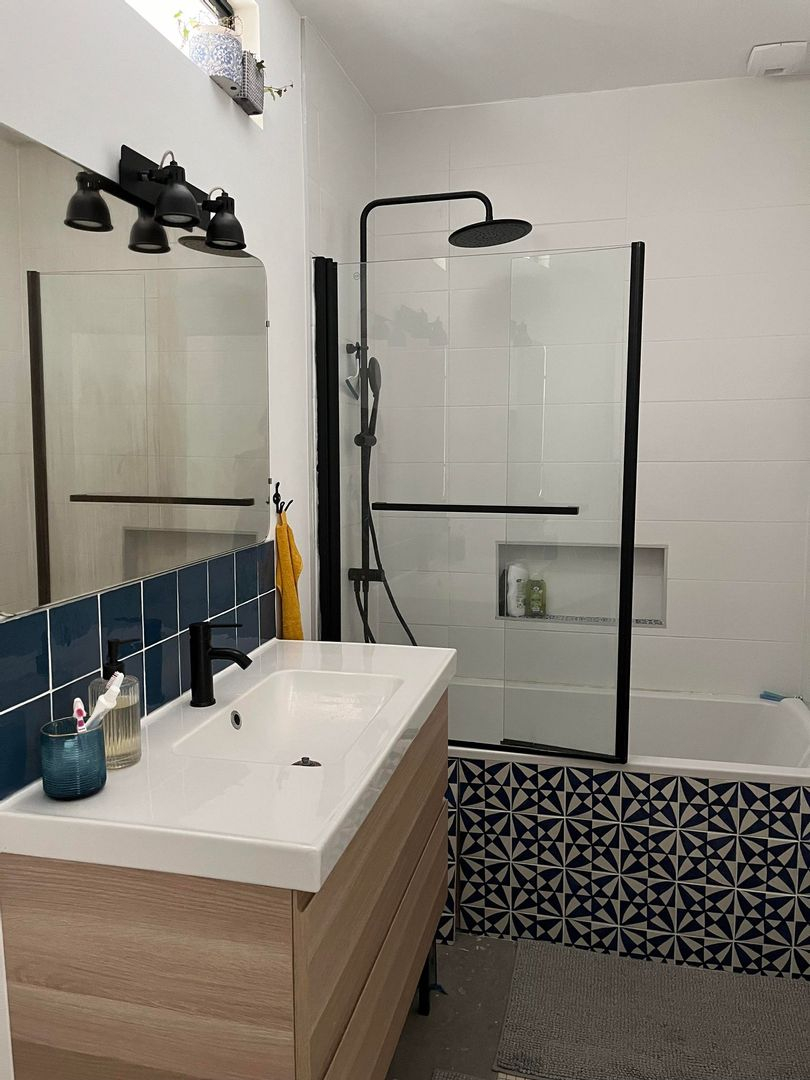 O banheiro com banheira