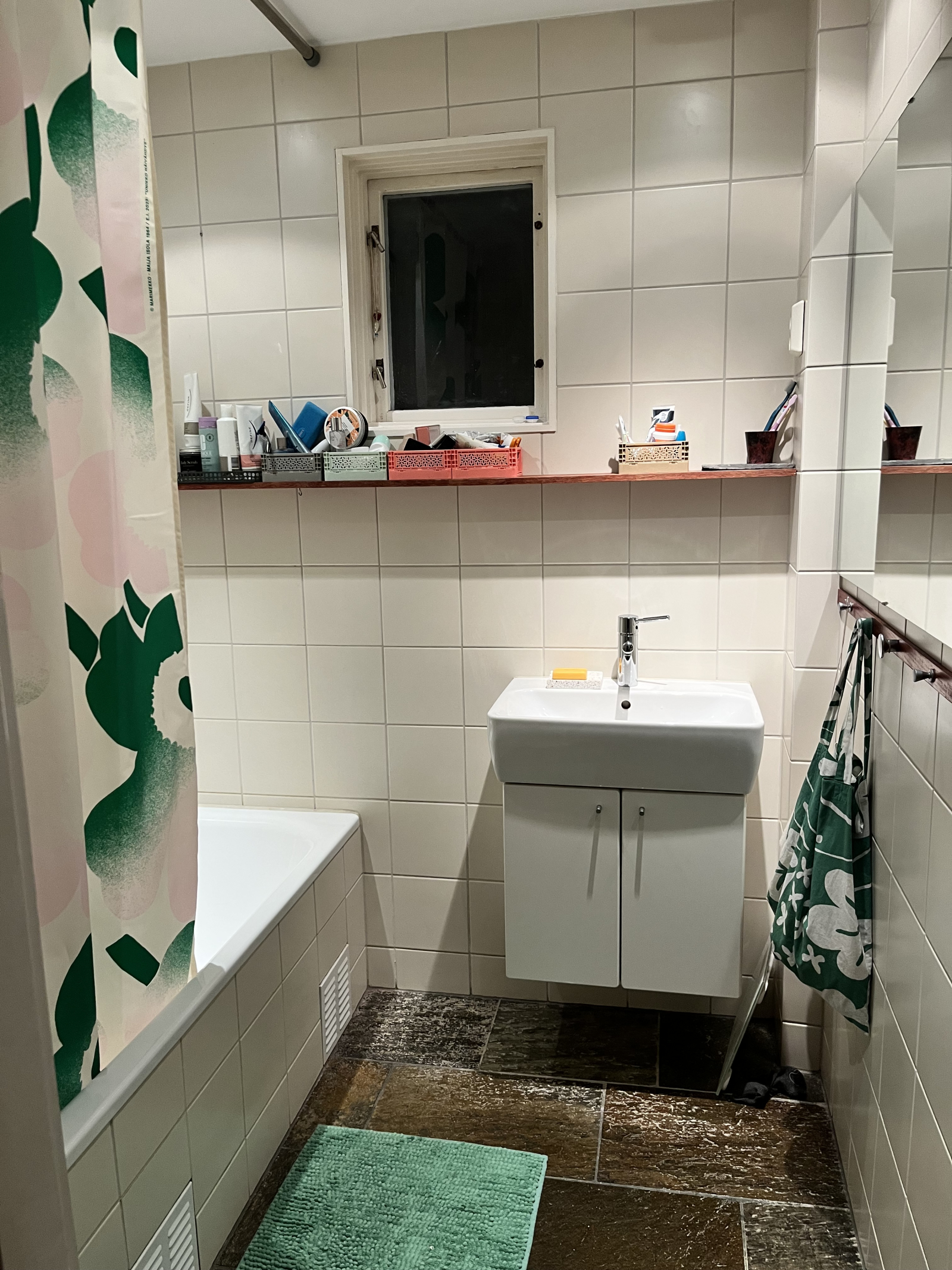 Bathroom with shower/tub.
