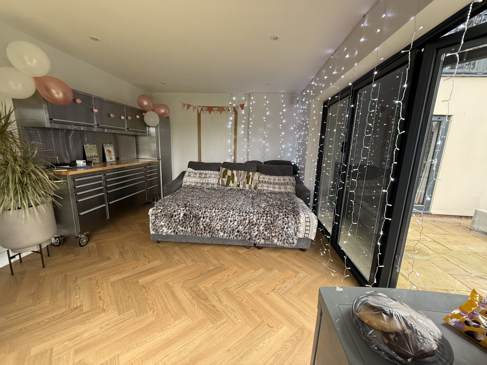 Quarto de jardim com sofá-cama, TV e PlayStation.