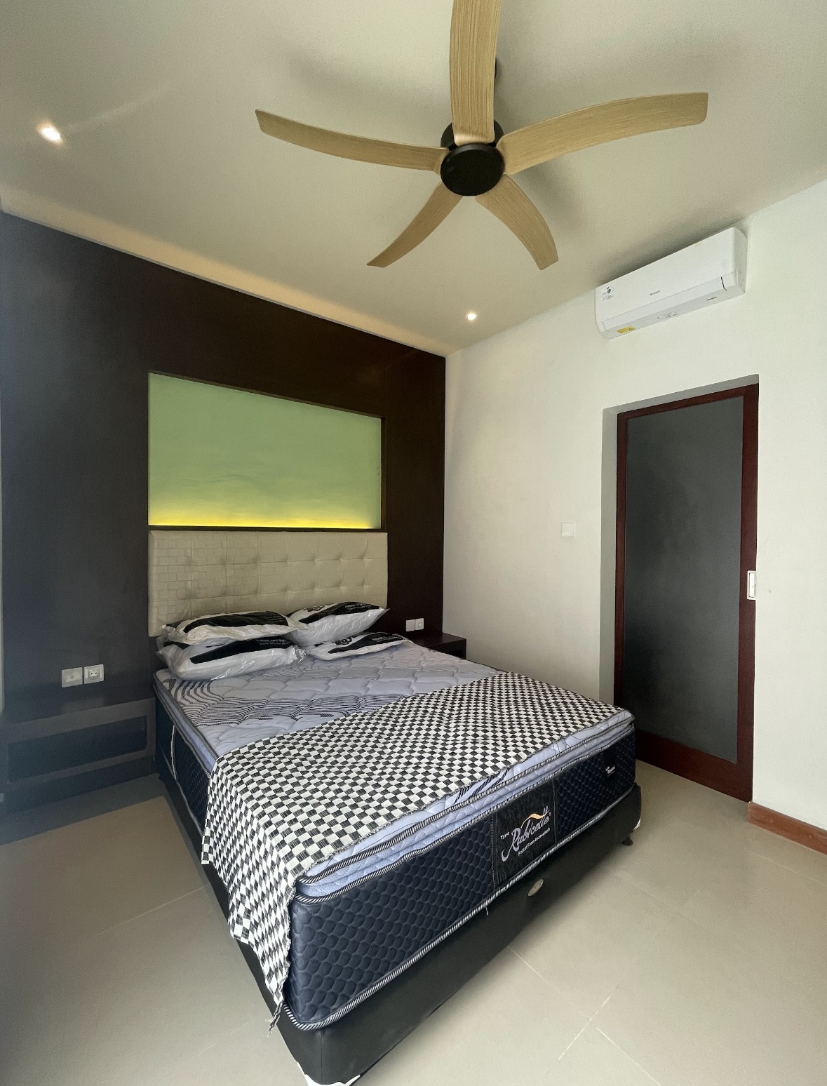Primeiro quarto 'Bali Ananda' - cama queen size, colchão king coil - banheiro privativo