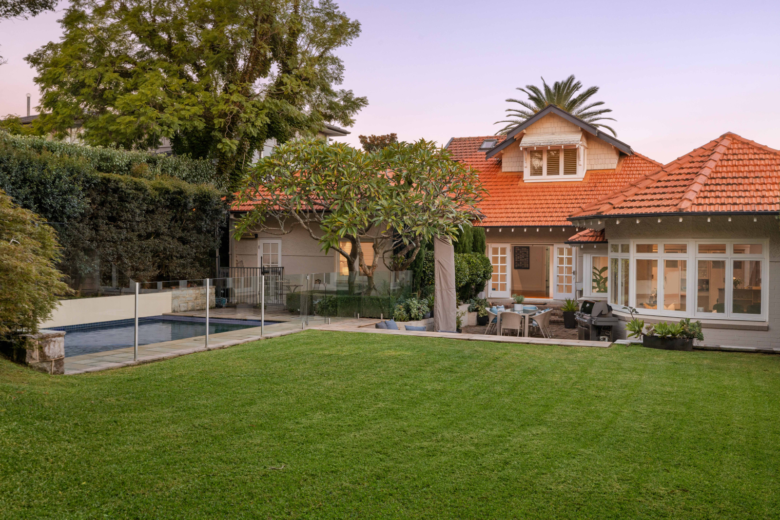 Piscina e quintal extenso