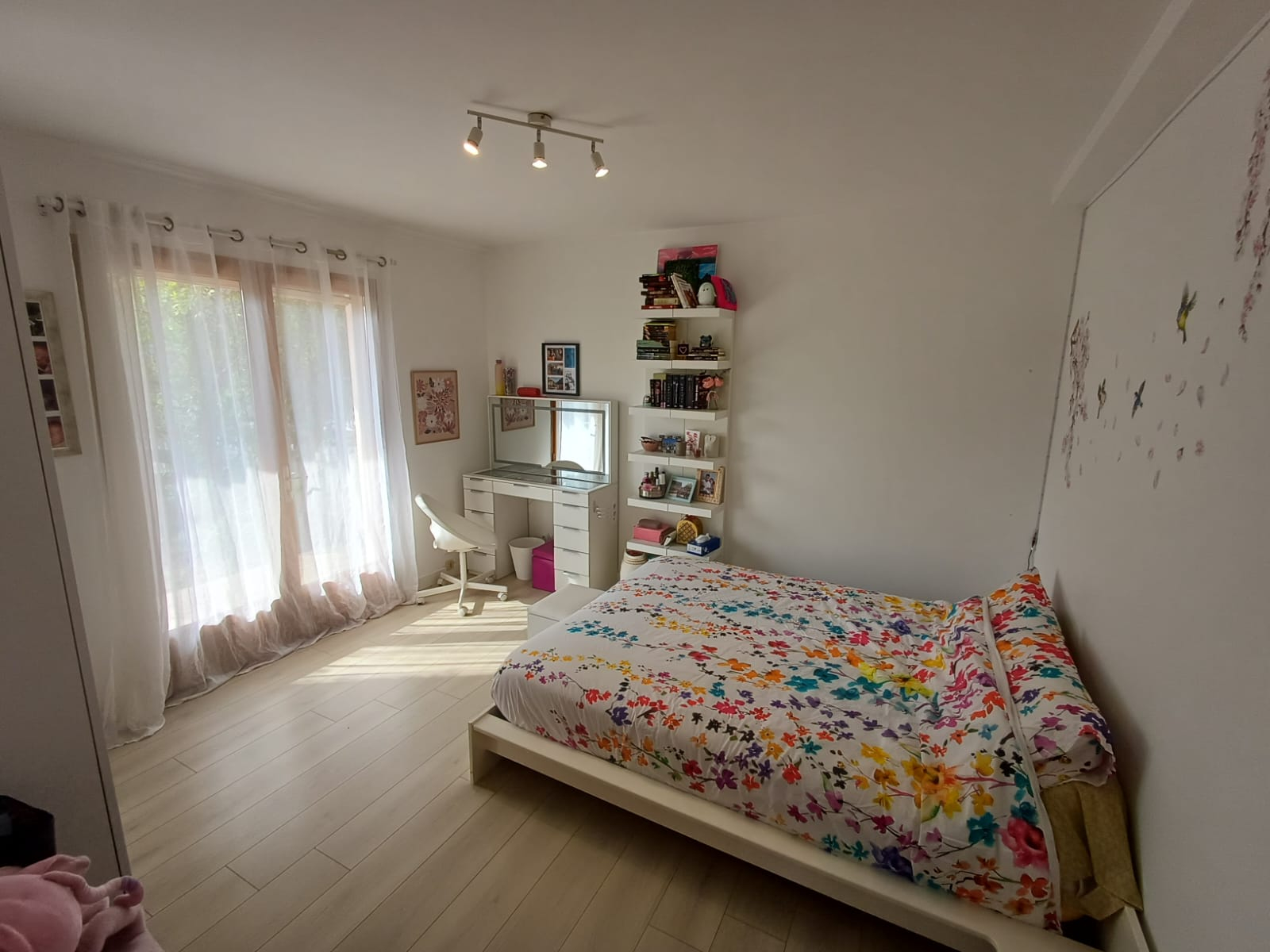 Grande chambre enfant. Lit 160x200 cm.