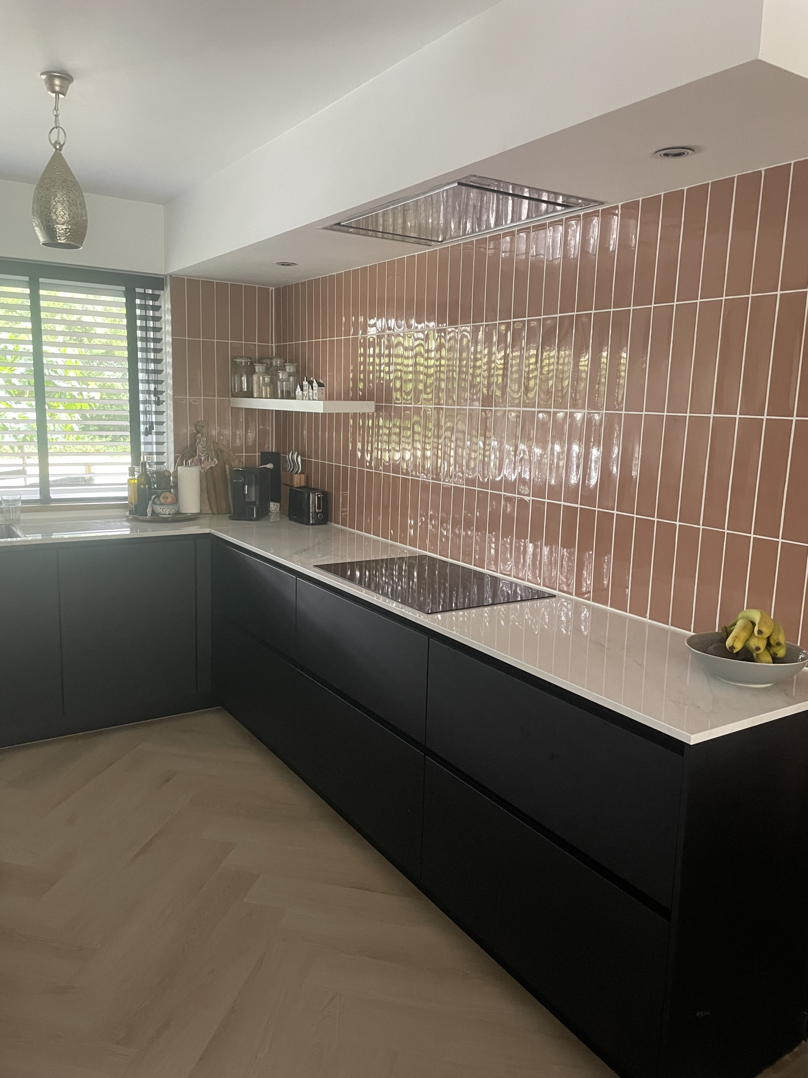 Keuken met fornuis, vaatwasser en alles wat je nodig hebt