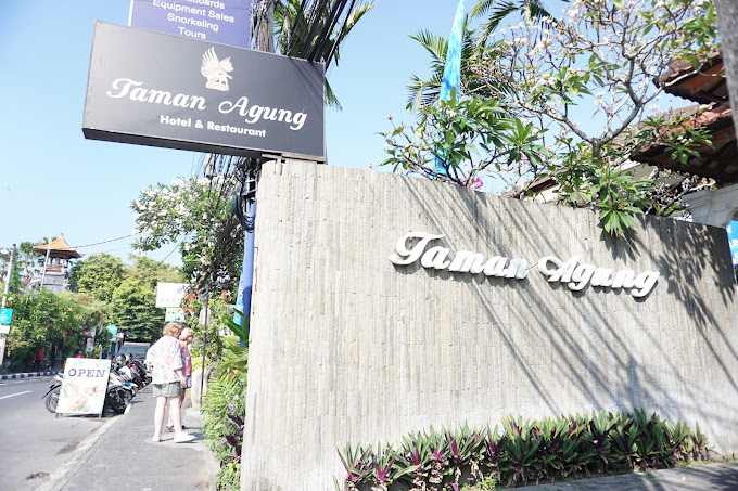 Entrada para Taman Agung - a praia fica do outro lado da estrada
