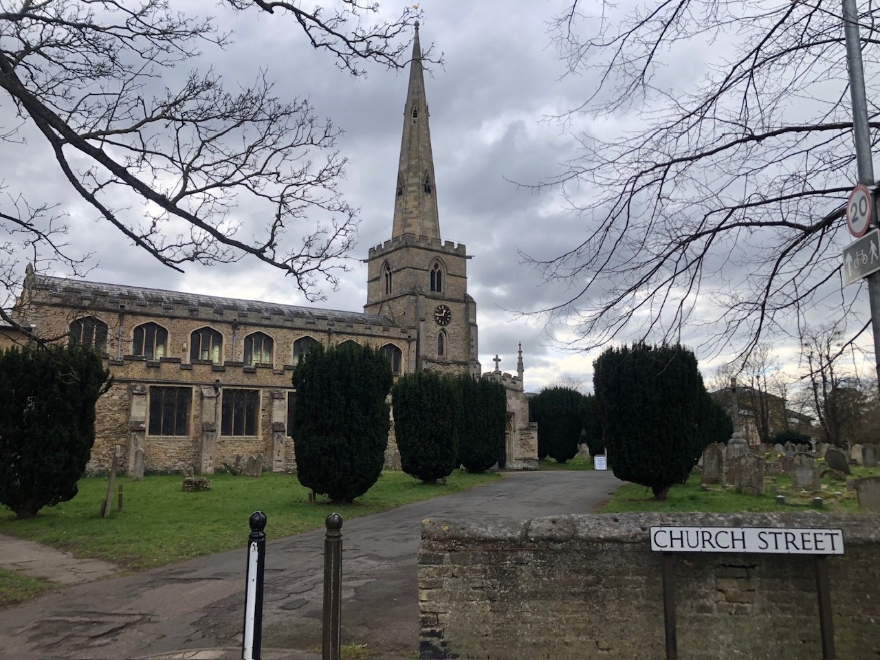 Stadthaus am Fluss bei Feuchtgebieten und Bootshäusern – malerisches Cambridge
