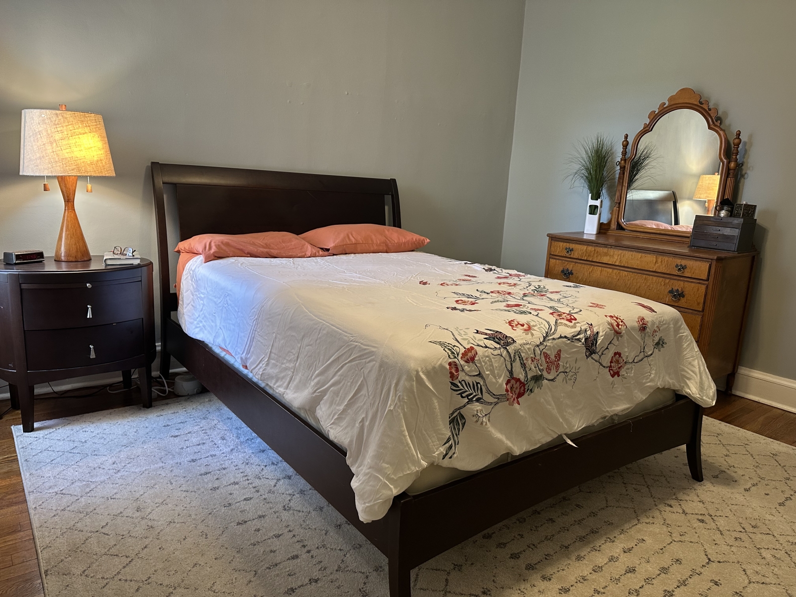 Bedroom with Queen bed
