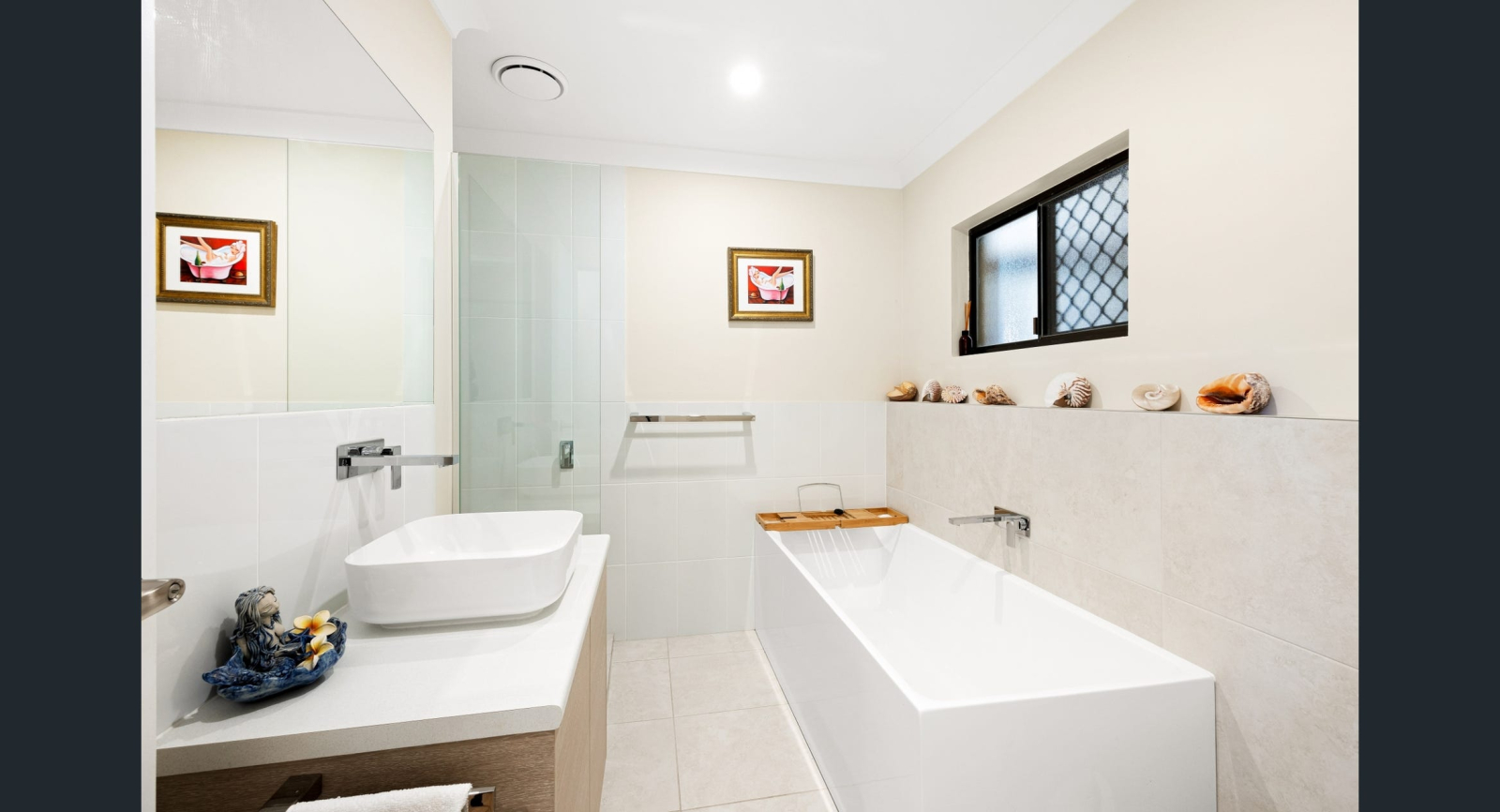 La deuxième salle de bains dispose d’une baignoire profonde et îlot pour se détendre, d’une douche v ...