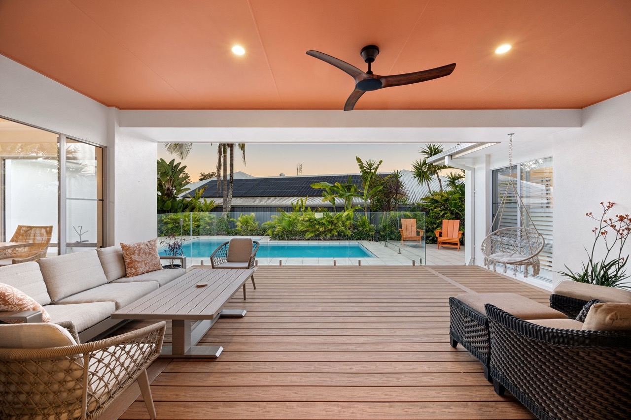 Die Sunny Coast ist ideal für das Leben im Innen- und Außenbereich. Der Tisch ist zwischen Couchtisc ...