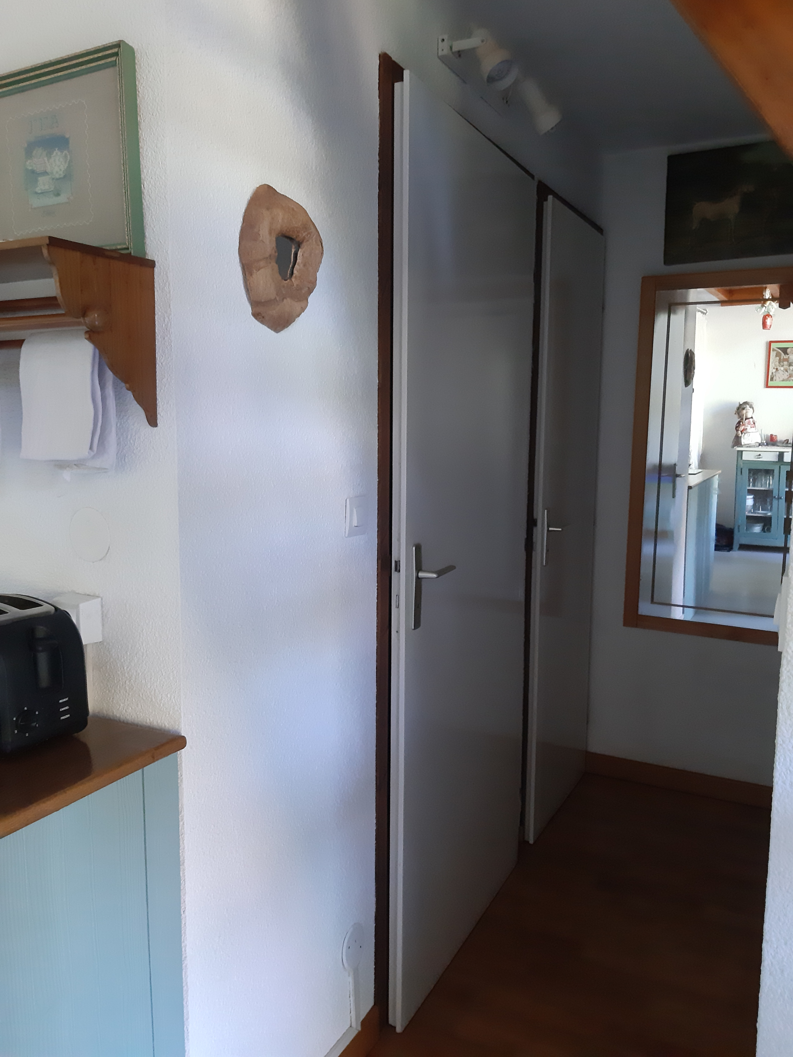 Corridoio che porta al bagno, WC separato. Armadio davanti