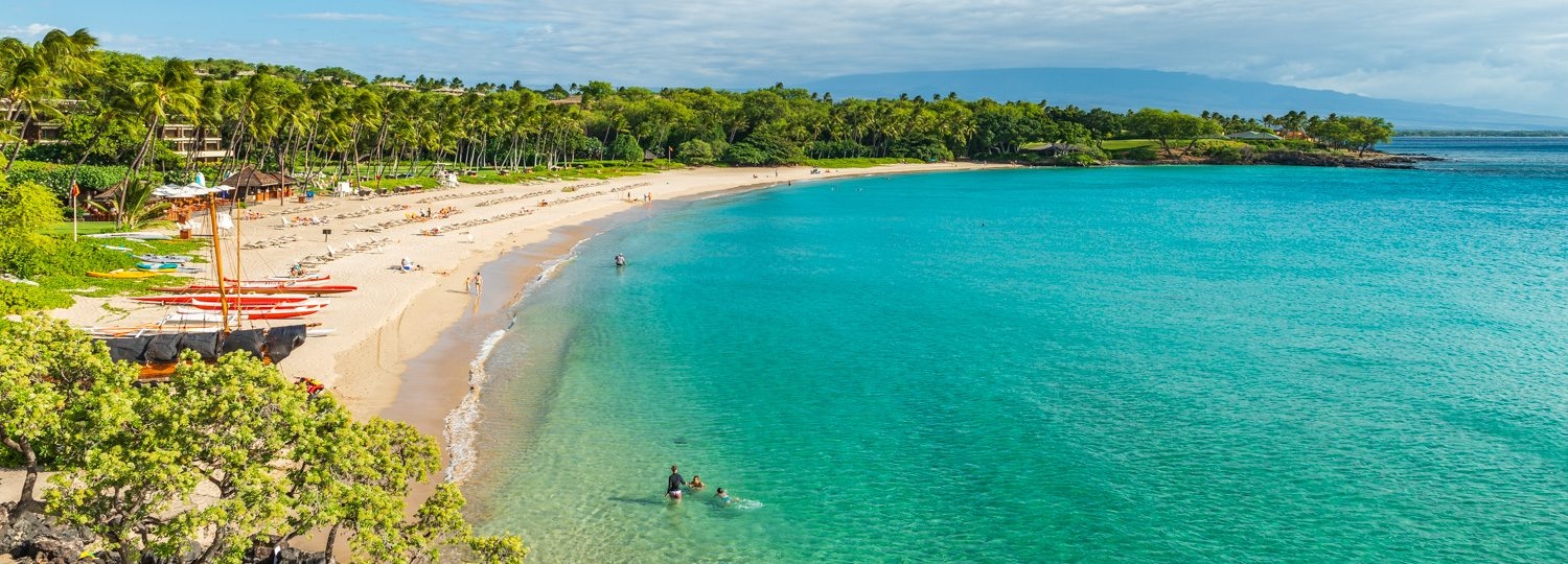 Of je nu houdt van snorkelen, surfen, stand-up paddleboarden, peddelen in een outrigger-kano, of gewoon drijven in de getijdenpoelen bij het nabijgelegen Puakō, er zijn talloze mogelijkheden om op of onder het water te komen.