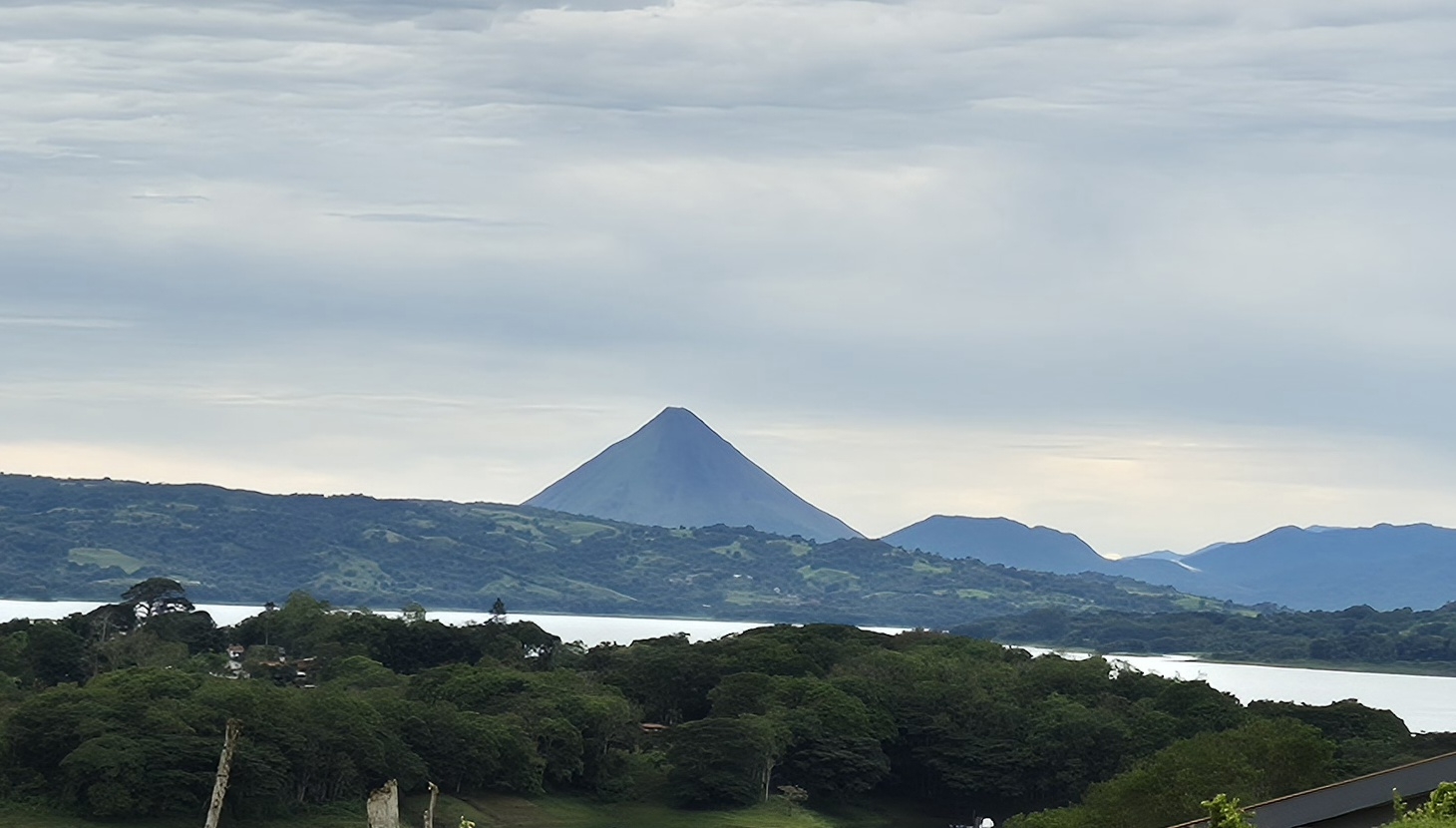 Lichterfülltes Häuschen am Lake Arenal