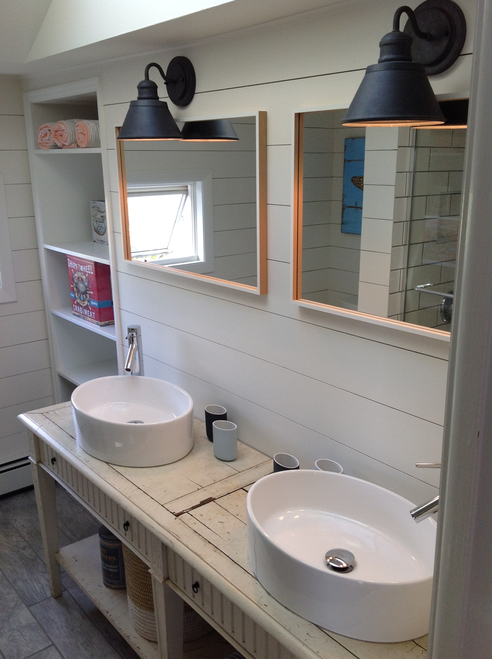 Salle de bain à l’étage avec grande douche et deux lavabos