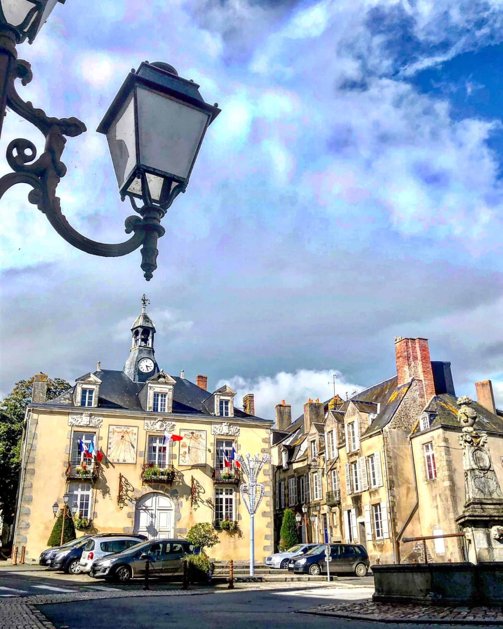 Coloque Louis de Hercé na próxima praça para nós.