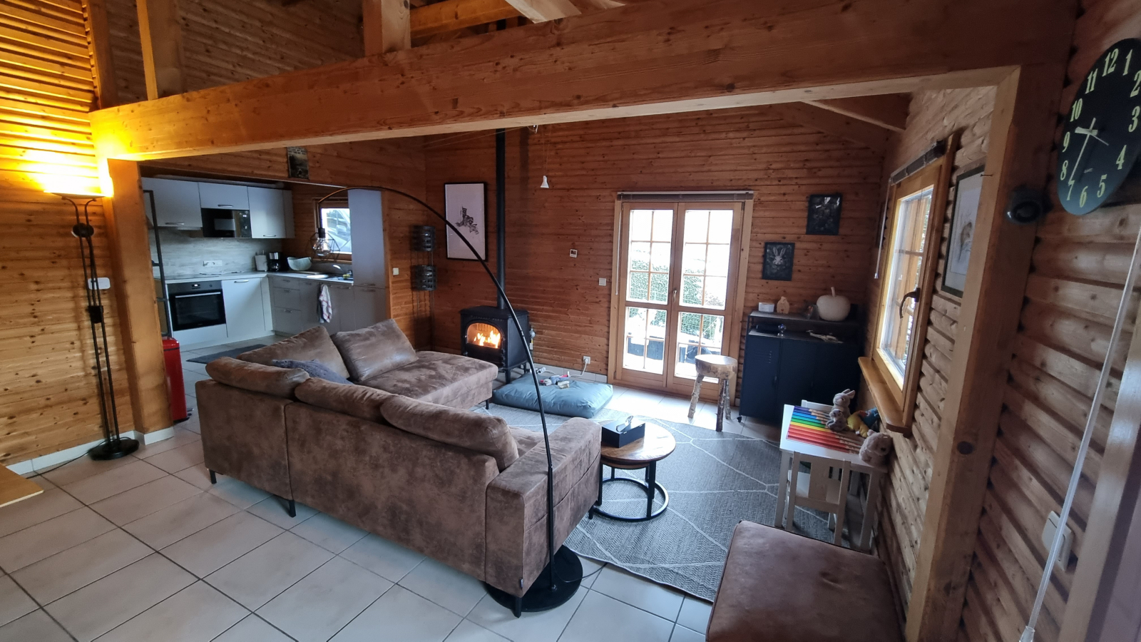 Vista del salón y la cocina