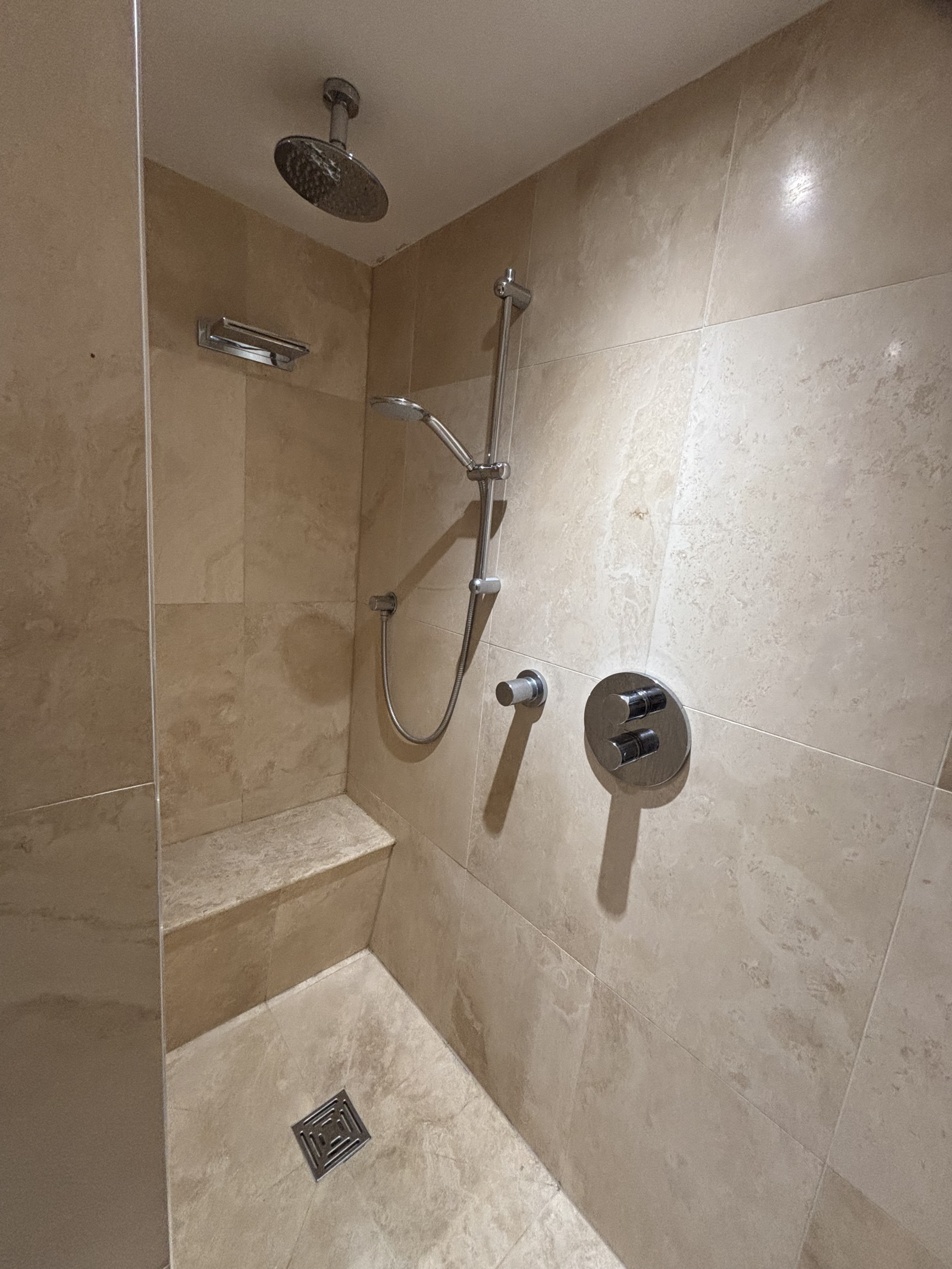 Casa de banho principal ao nível do quarto principal e do quarto de criança. Elegantemente acabado e ...