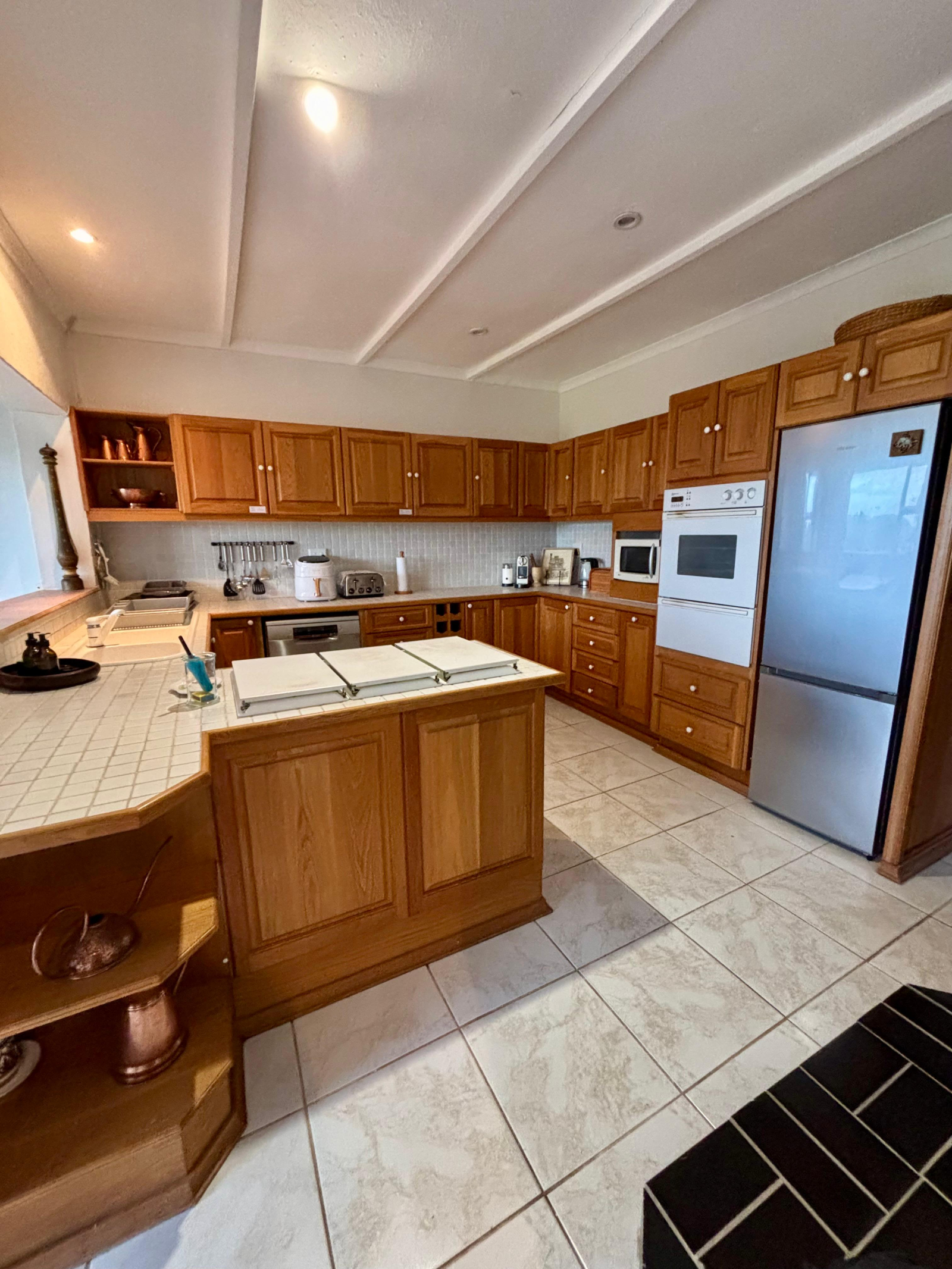 Cozinha enorme com tudo o que você pode desejar, incluindo copa com máquina de lavar, lava-louças e ...