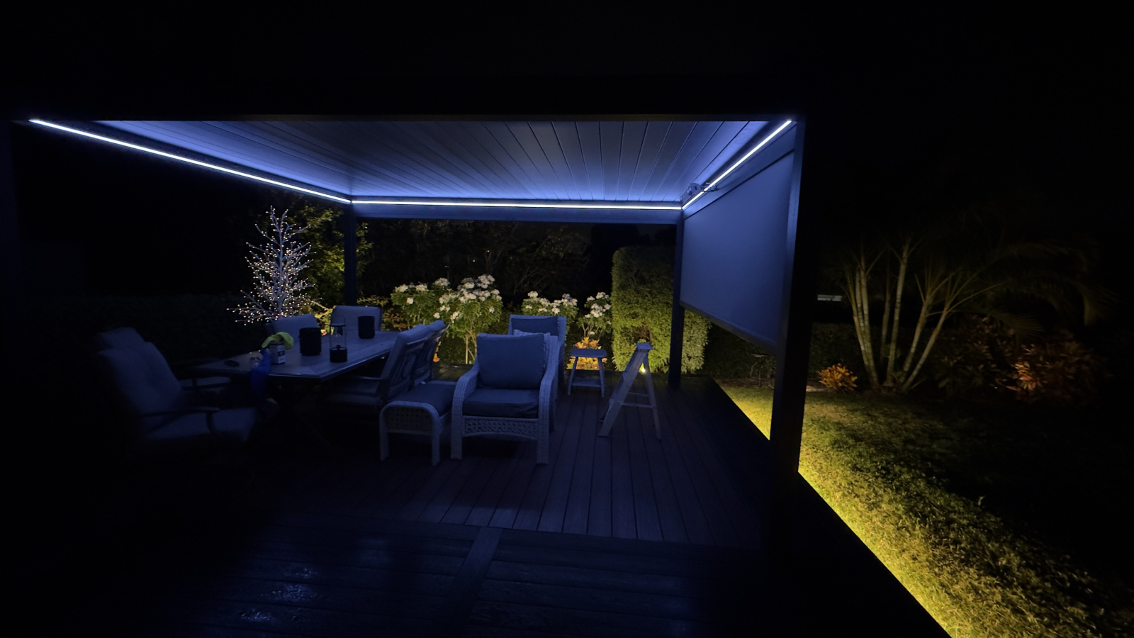 Pergola is goed verlicht en deels afgeschermd voor weersomstandigheden.