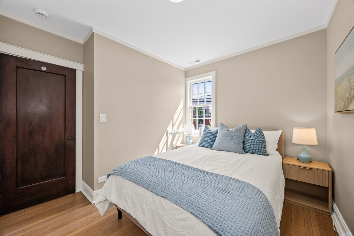 Charming coach house in college town minutes from Chicago