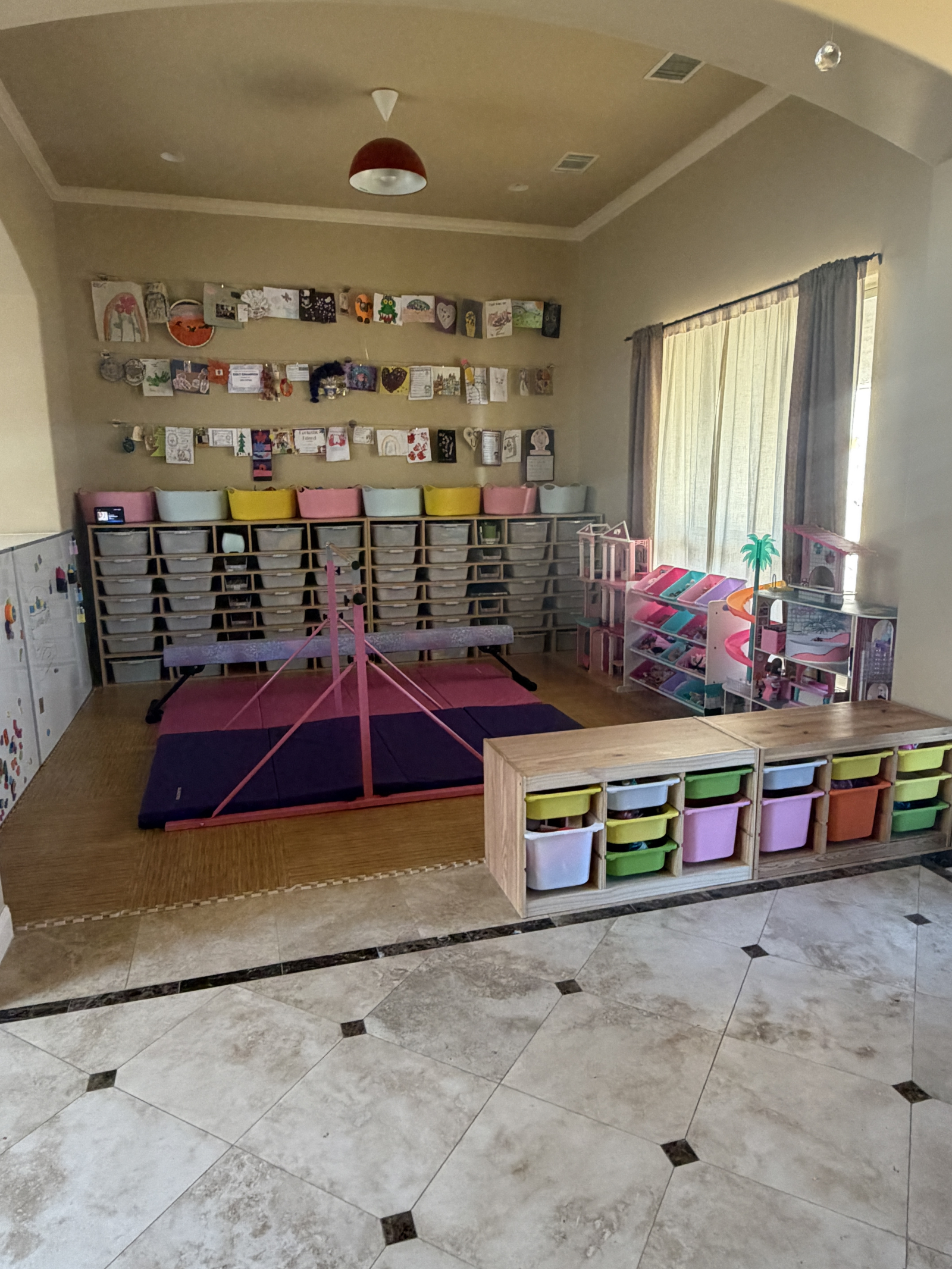 Casa dos Sonhos Infantil de 5000+ pés quadrados com 5 quartos/5 banheiros e 3 acres