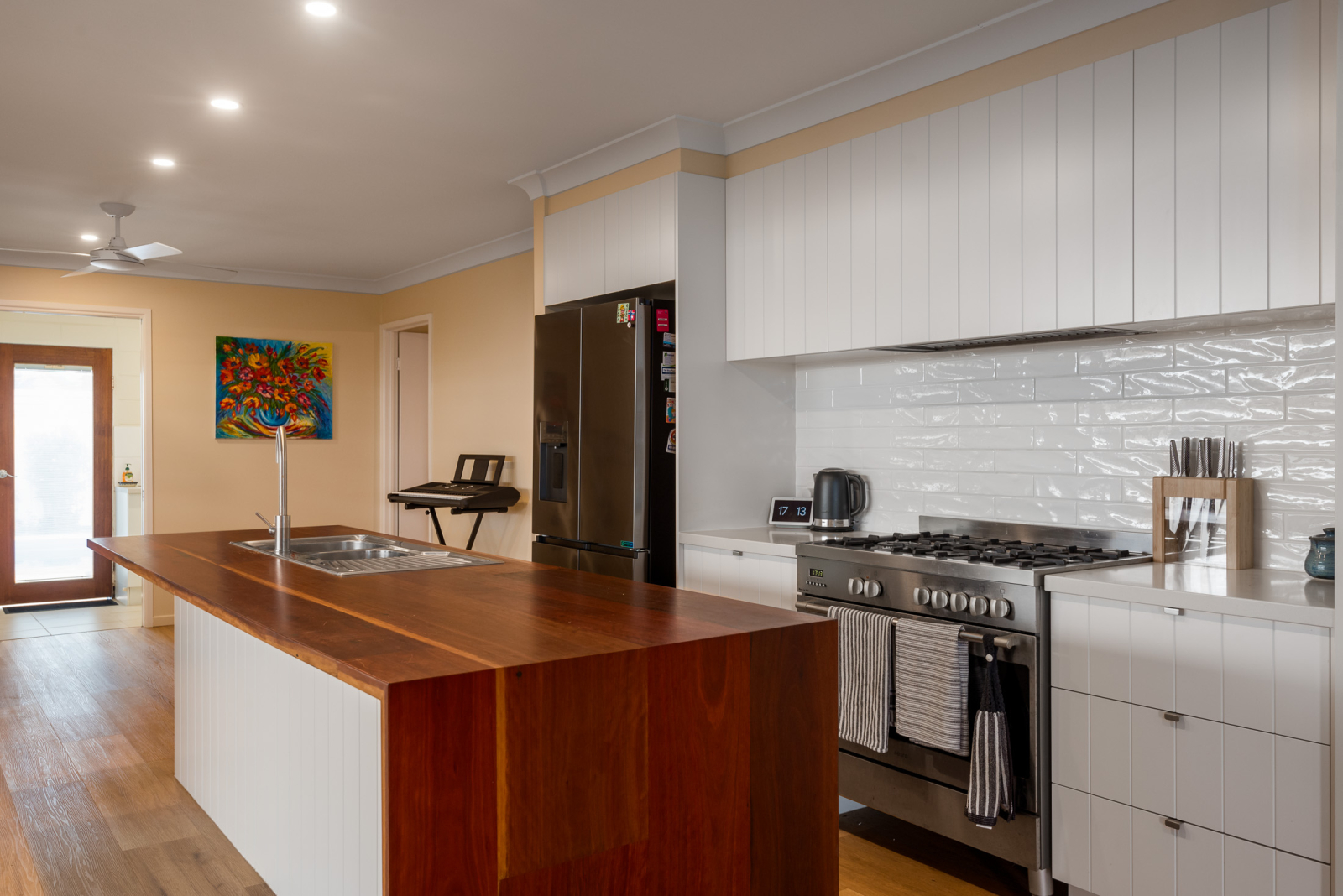 Cuisine entièrement équipée avec appareils modernes, cuisinière à gaz, four vous donne tout ce dont ...