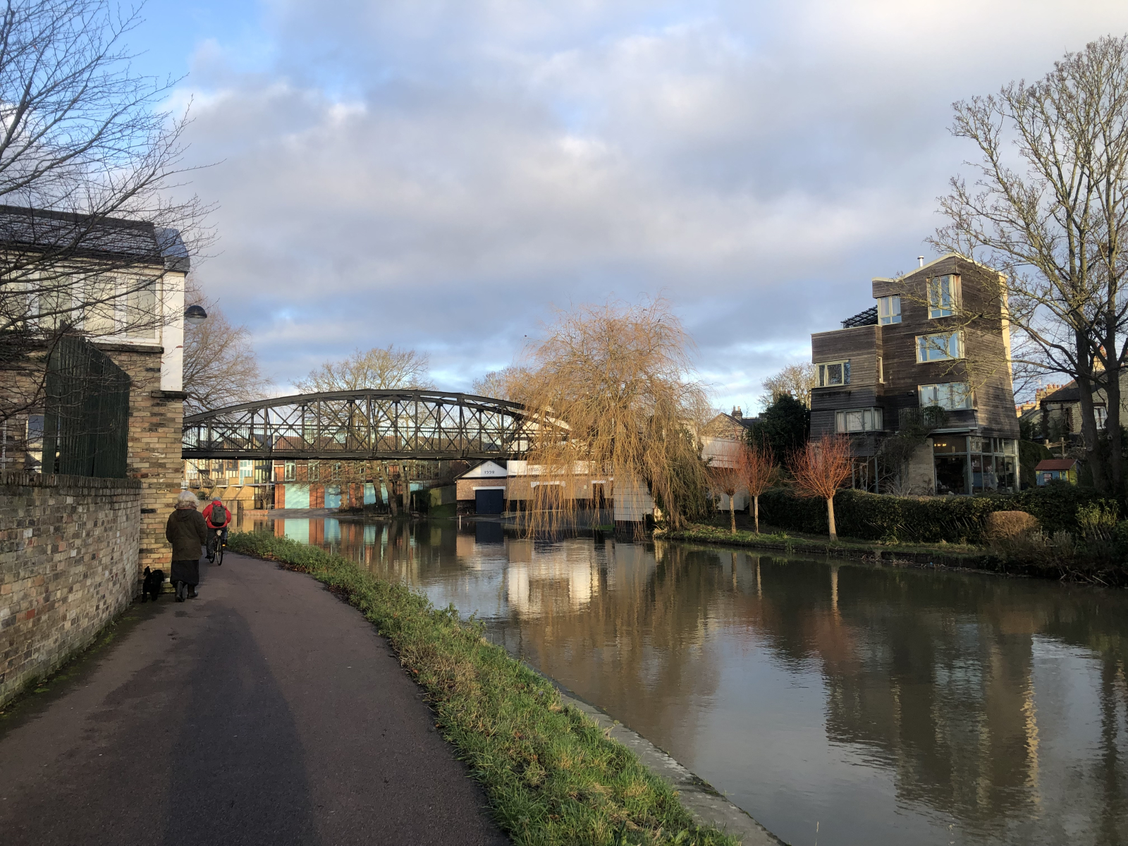 Stadthaus am Fluss bei Feuchtgebieten und Bootshäusern – malerisches Cambridge