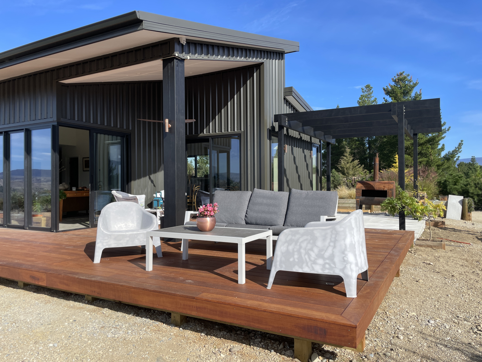 Harte Landschaftsgestaltung abgeschlossen.  Große Terrassenbereiche im Freien laden zum Entspannen u ...