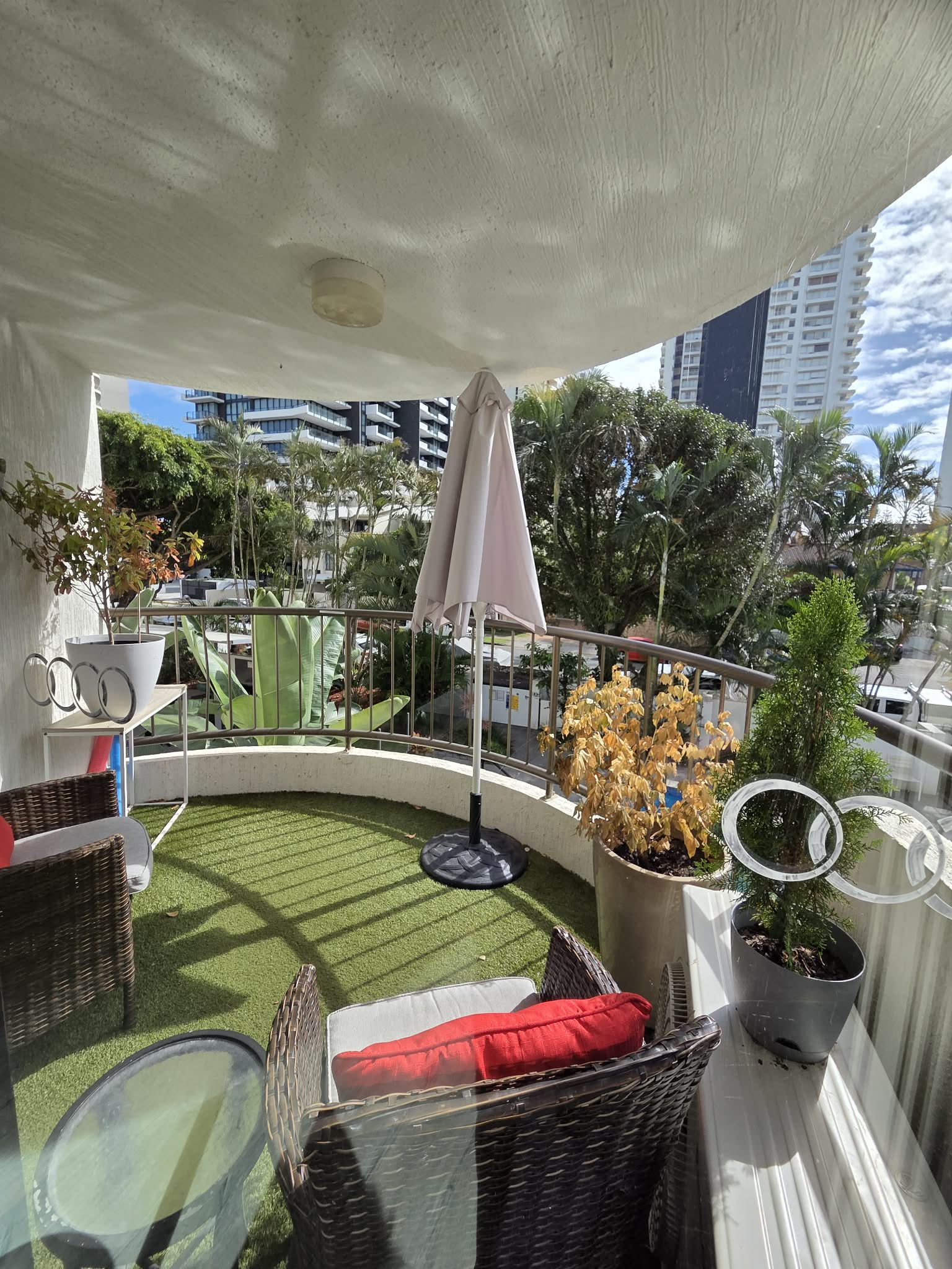 Vorderer Balkon mit Blick auf den Pool