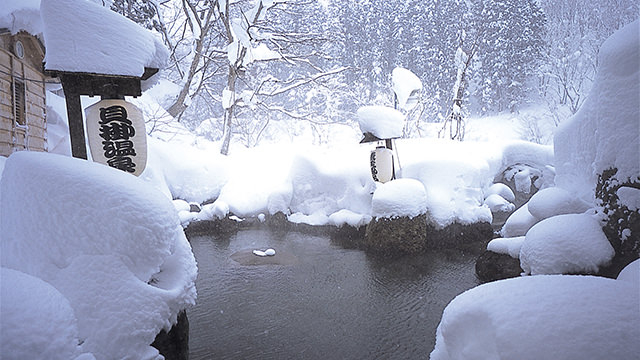 Heiße Quelle im Freien im Schnee