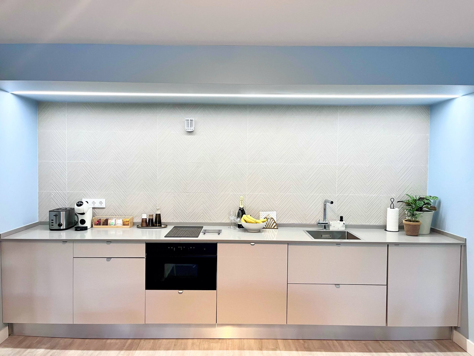 Beautiful Basement Apartment close to Estoril, Cascais and the ocean!!