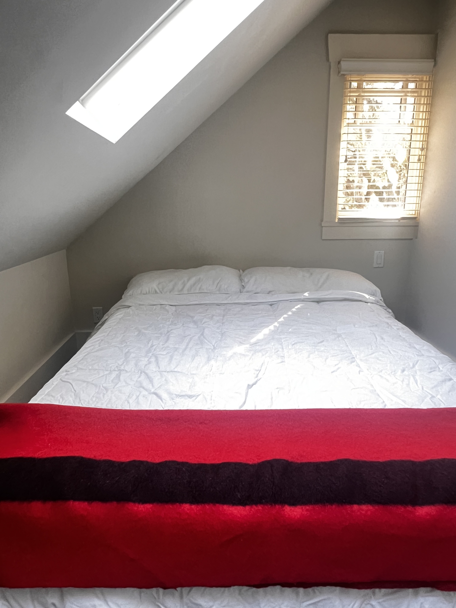 Schlafzimmer 1 mit Queen-Size-Bett. Das ist auf der oberen Ebene. Nische auf der linken Seite mit Sonnenlicht oder Verdunkelungsjalousien.