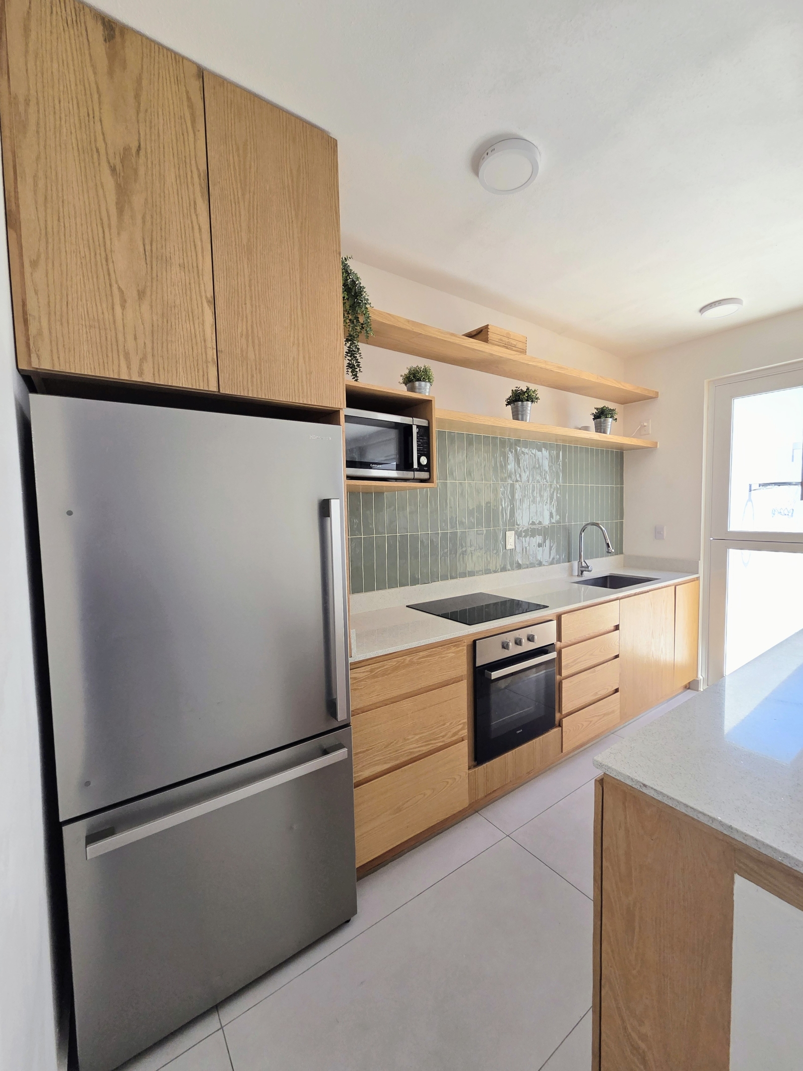 Oasis côtière moderne avec piscine privée
