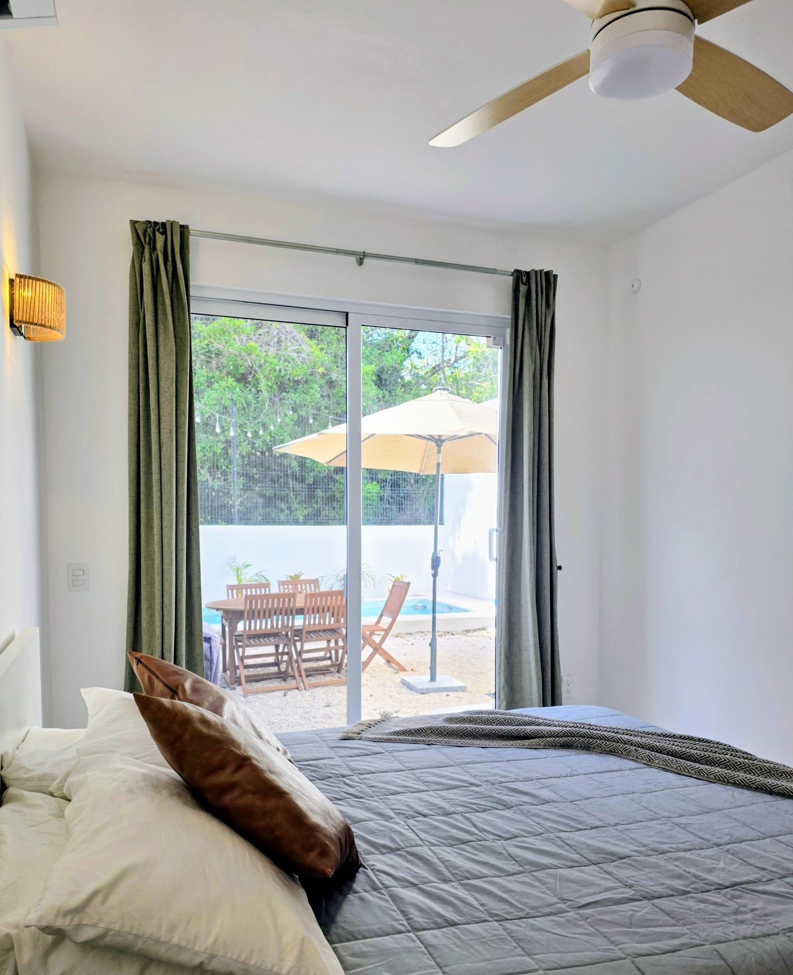 Oasis côtière moderne avec piscine privée