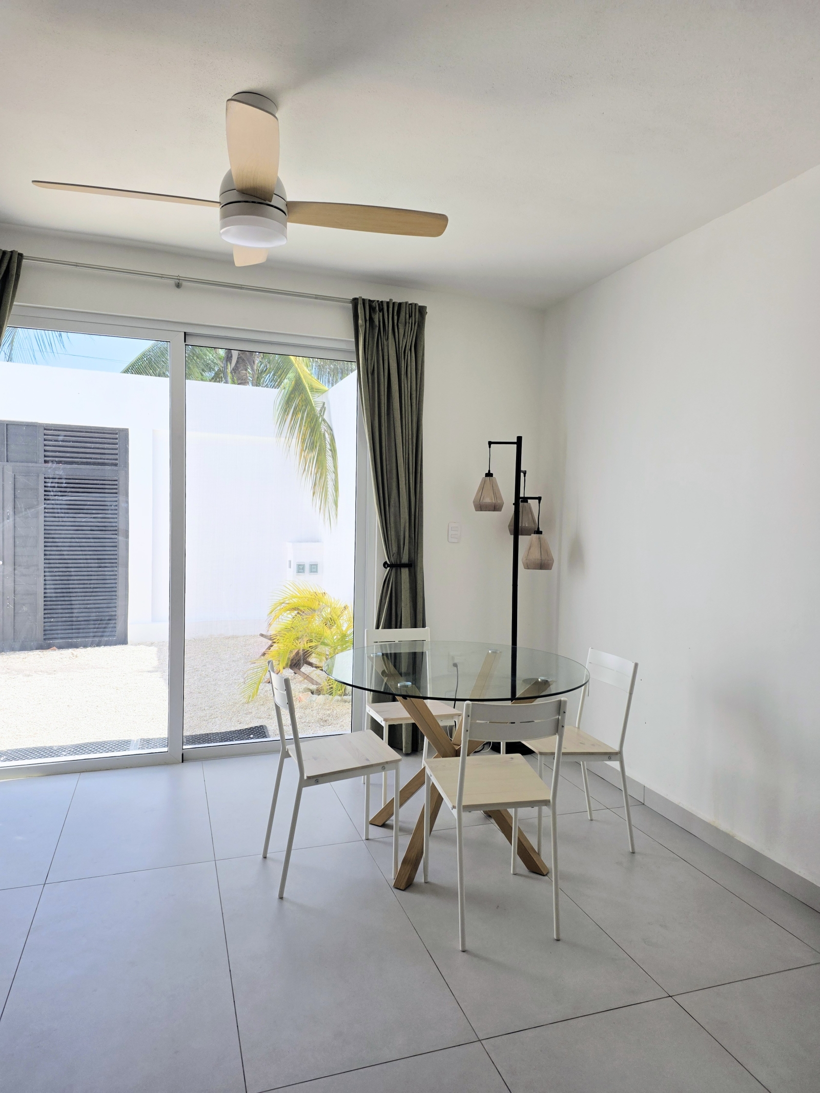 Oasis côtière moderne avec piscine privée