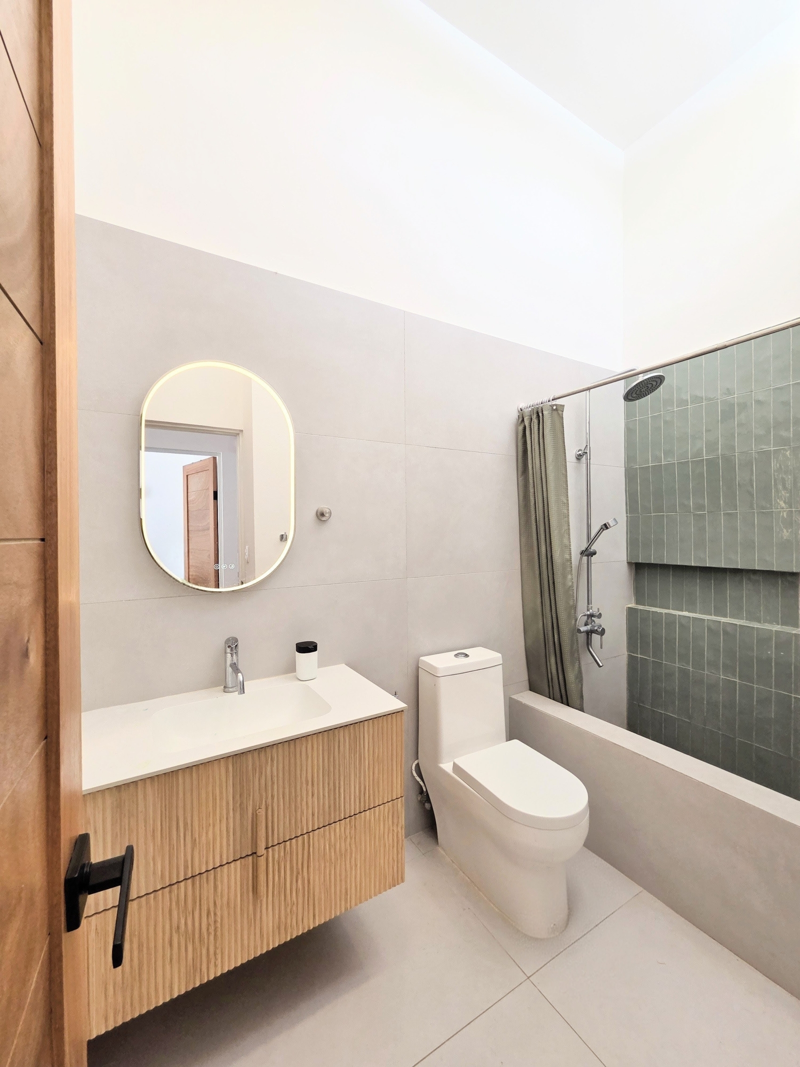 Oasis côtière moderne avec piscine privée