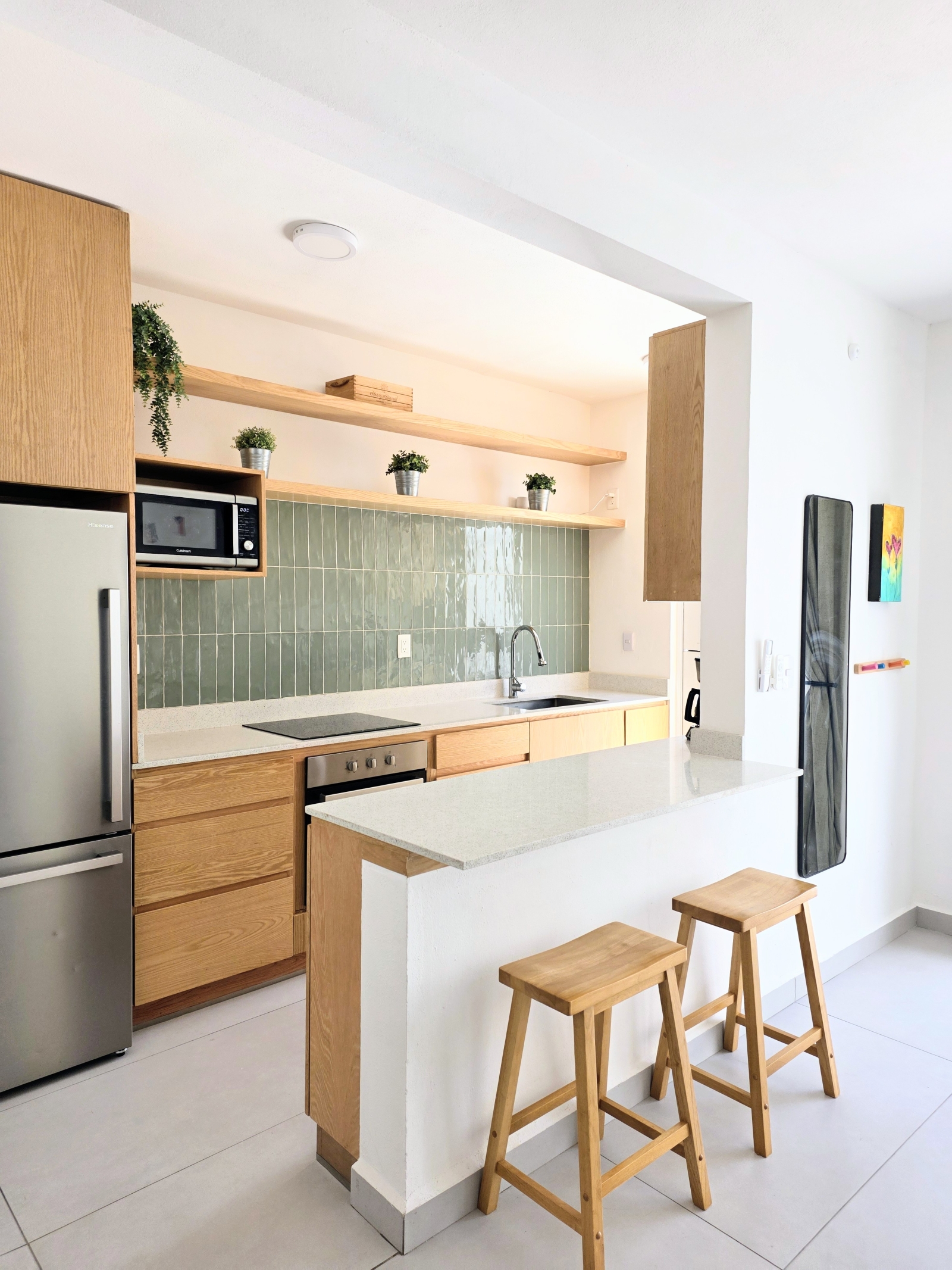 Oasis côtière moderne avec piscine privée