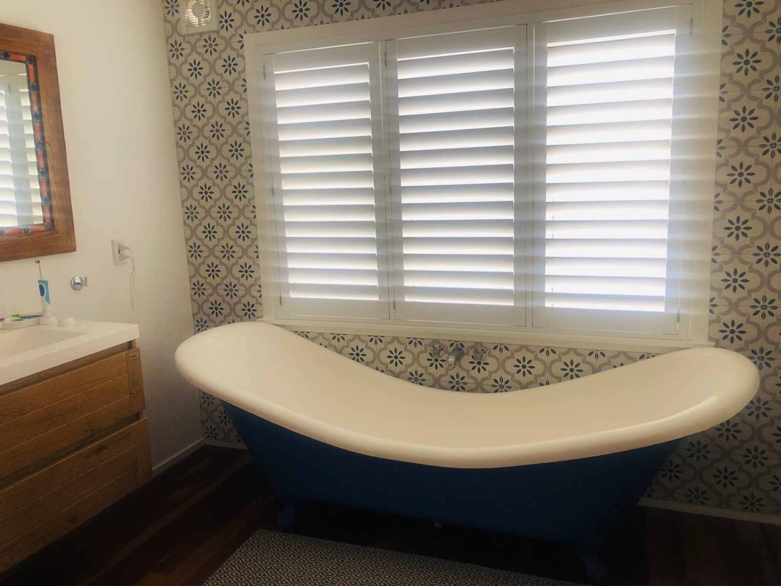 Main bathroom with large bath-tub