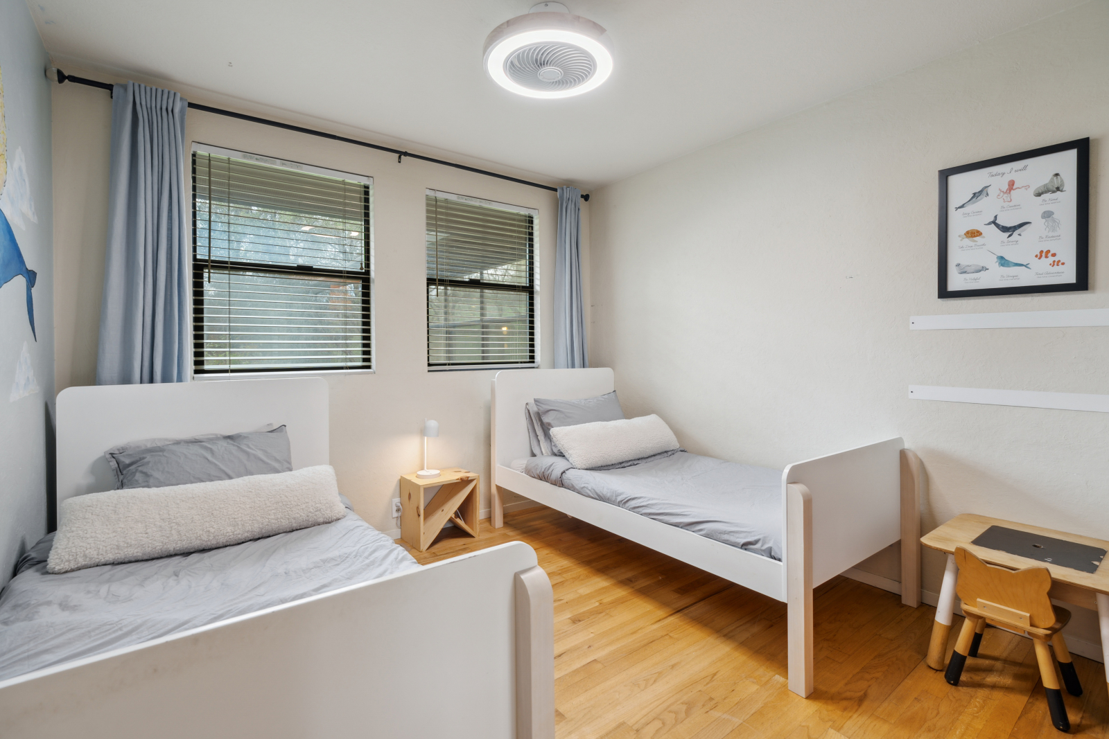 Camera da letto balena. Due letti singoli e armadio.