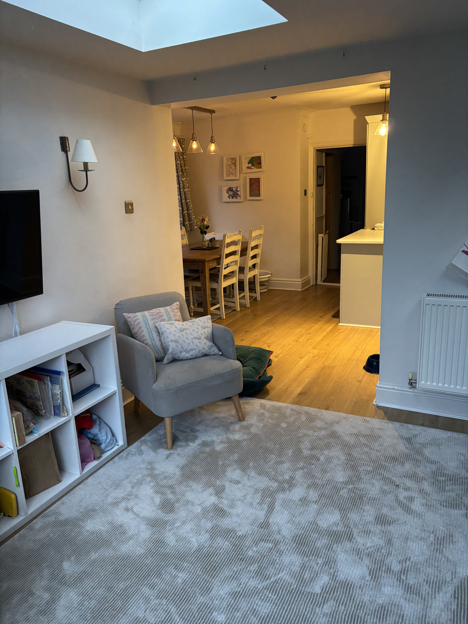 Blick zurück vom Spielzimmer in die Küche/ den Essbereich