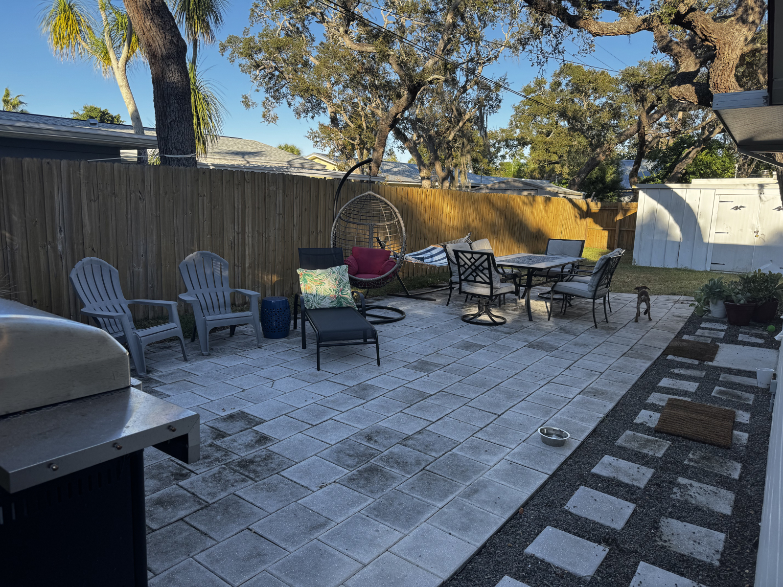 Hintere Terrasse mit Grill, mehreren Sitzgelegenheiten und Tisch für 6 Personen