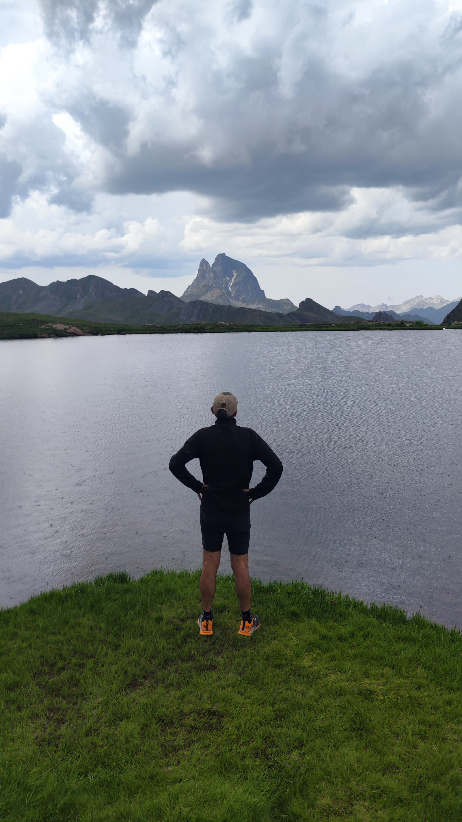 Ibón de Anayet e vistas do Pic de Midi d'Ossau