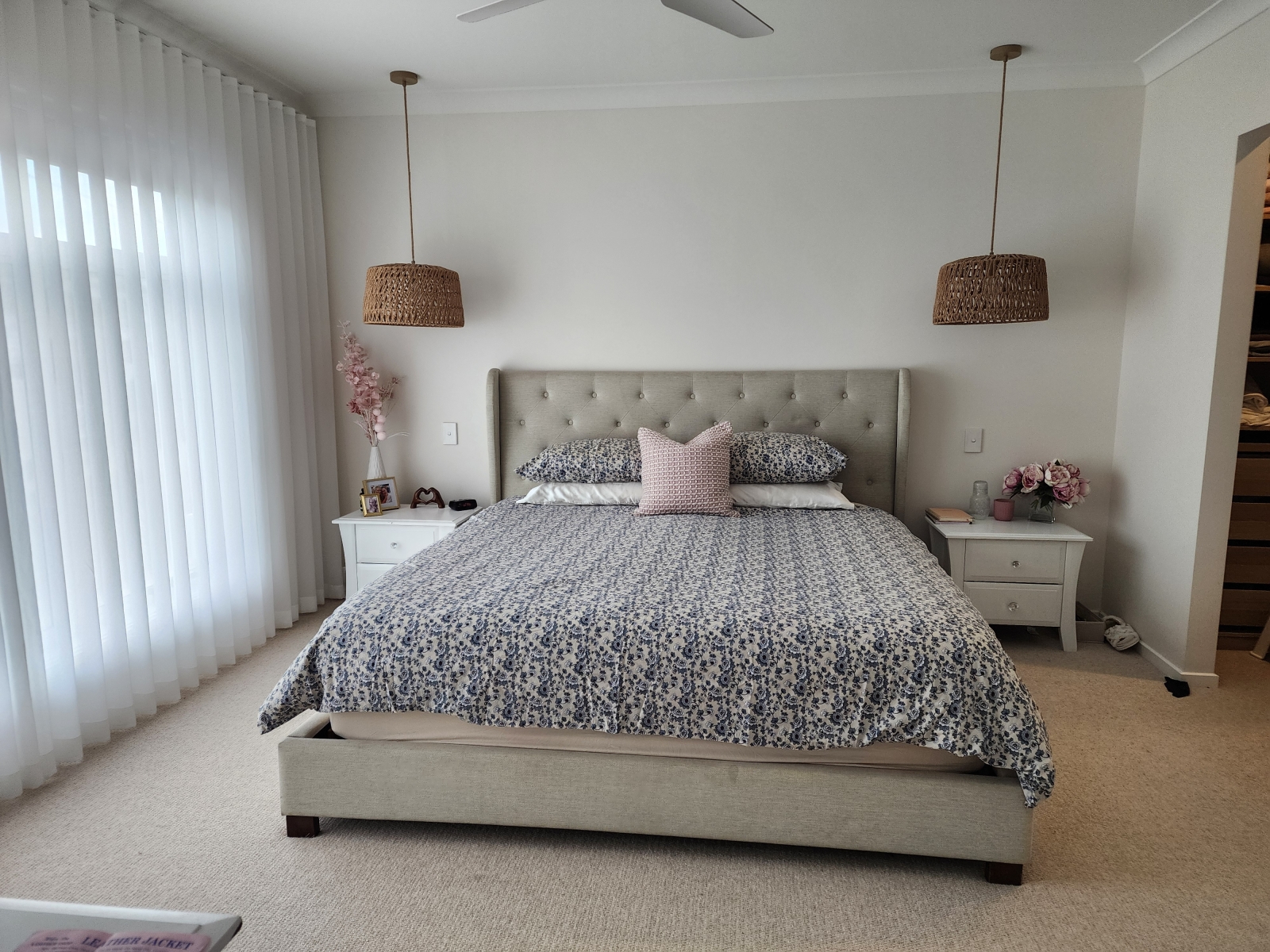 Hauptschlafzimmer mit Kingsize-Bett und viel Stauraum zum Auspacken