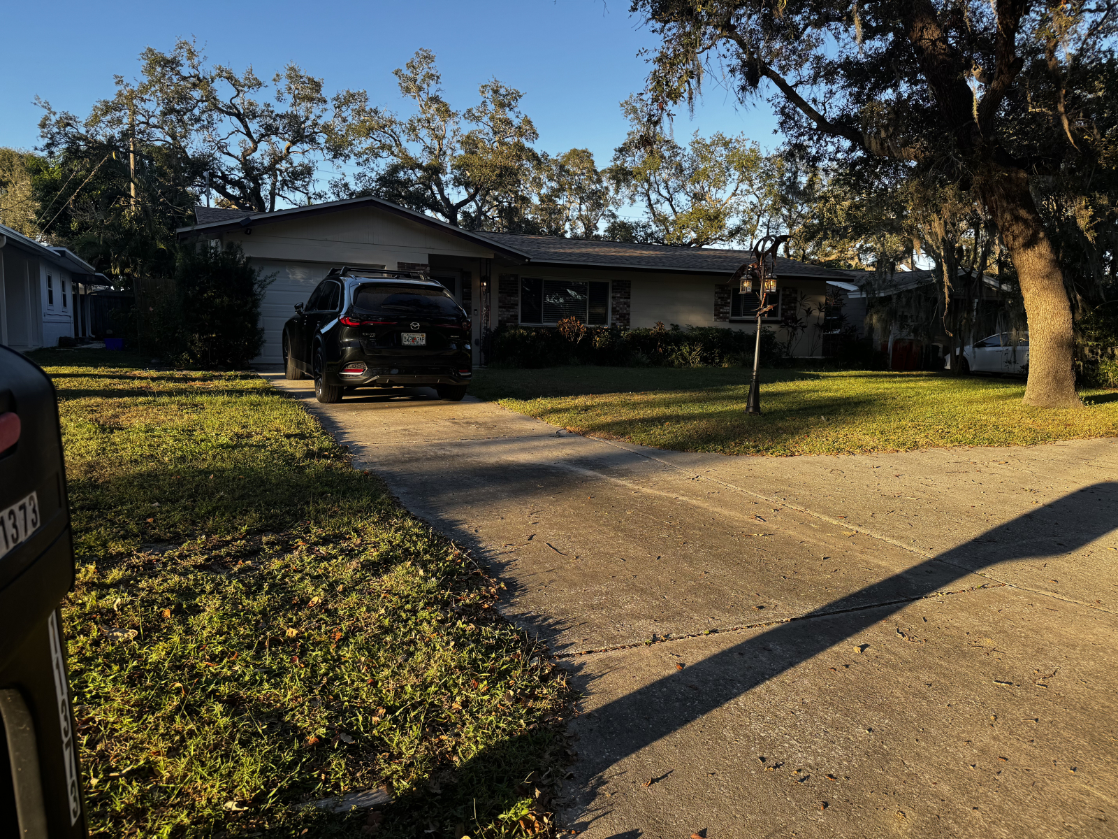Einstöckiges Haus. Genügend Parkplätze. Das Auto kann auf Anfrage ausgetauscht werden.