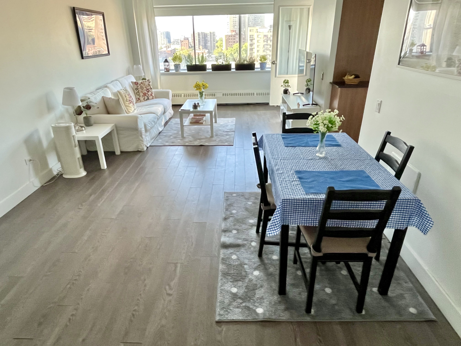 Wohnzimmer & Esszimmer.