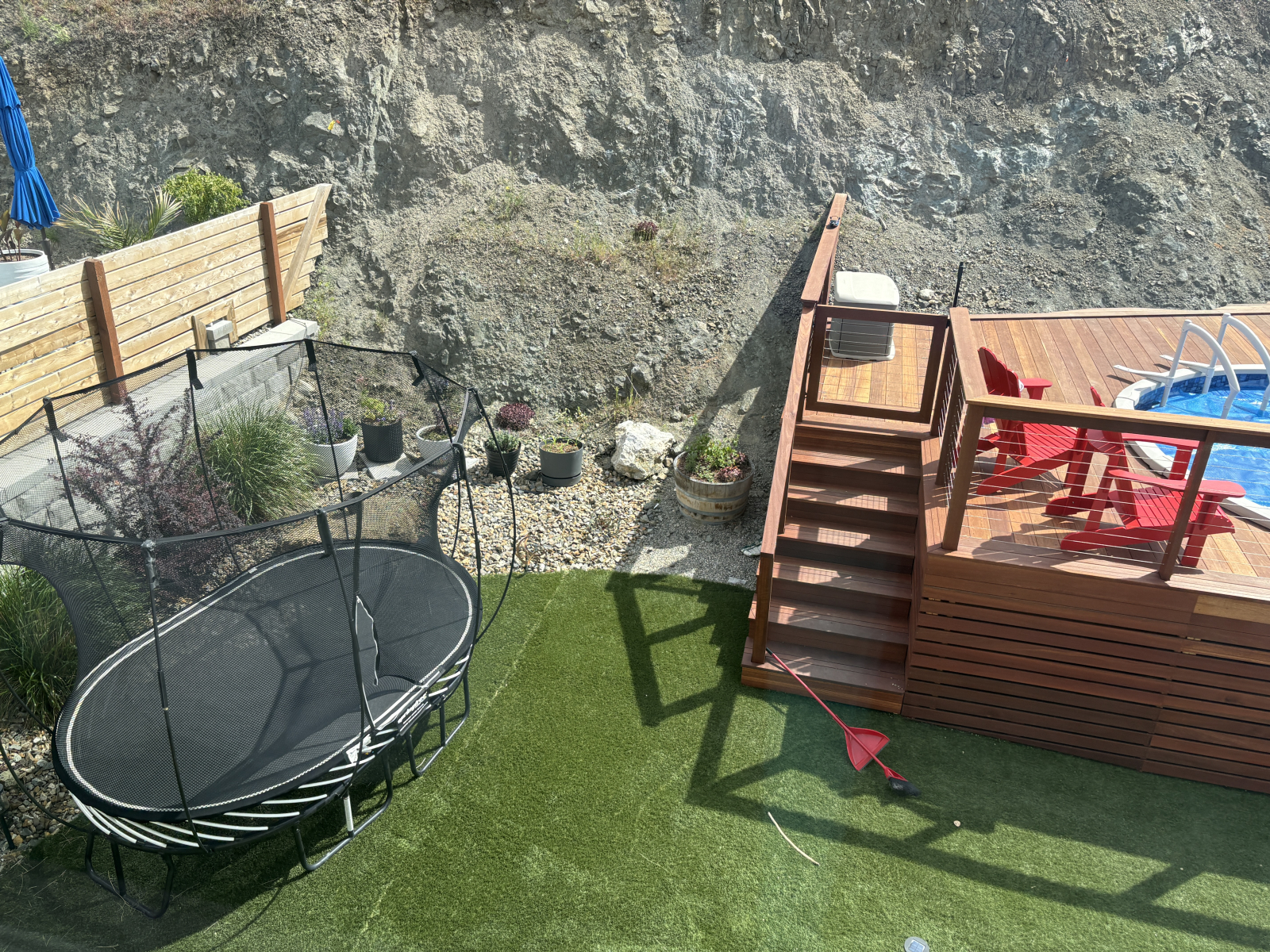 Das Trampolin, der Rasen und der Pool!