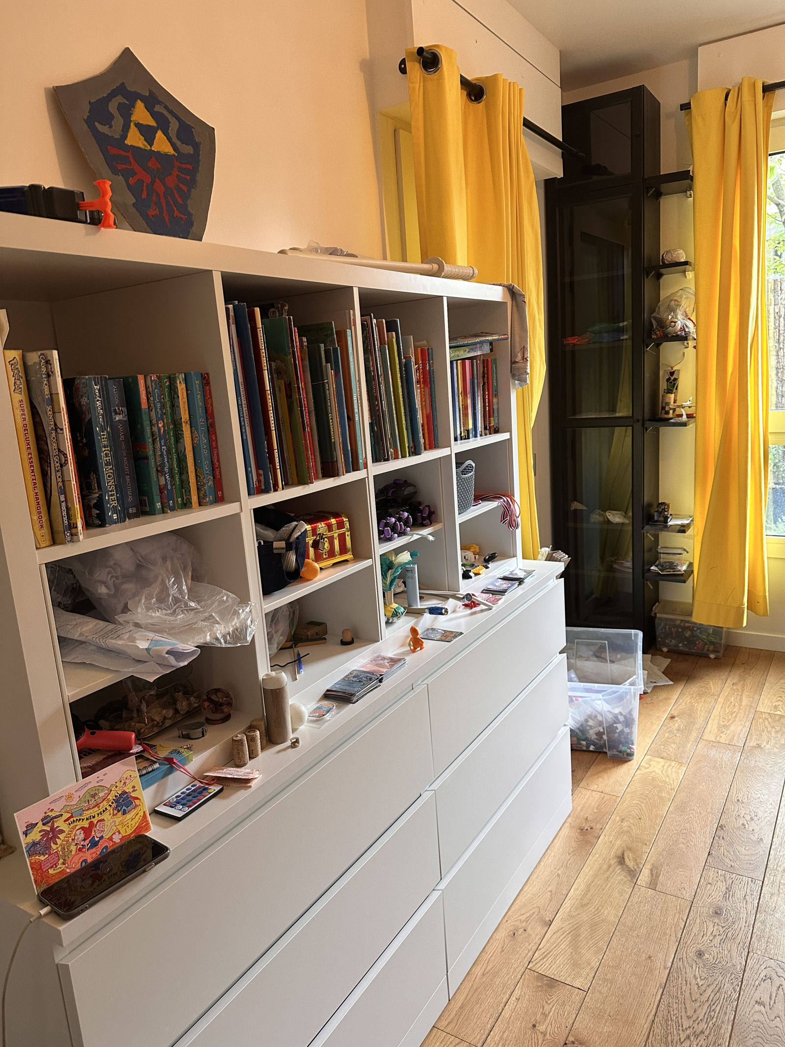 Libros infantiles, juguetes y juegos de mesa disponibles