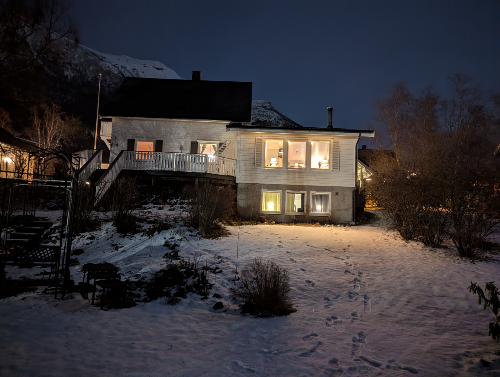 Casa de família norueguesa tranquila perto da natureza, no norte da Noruega.