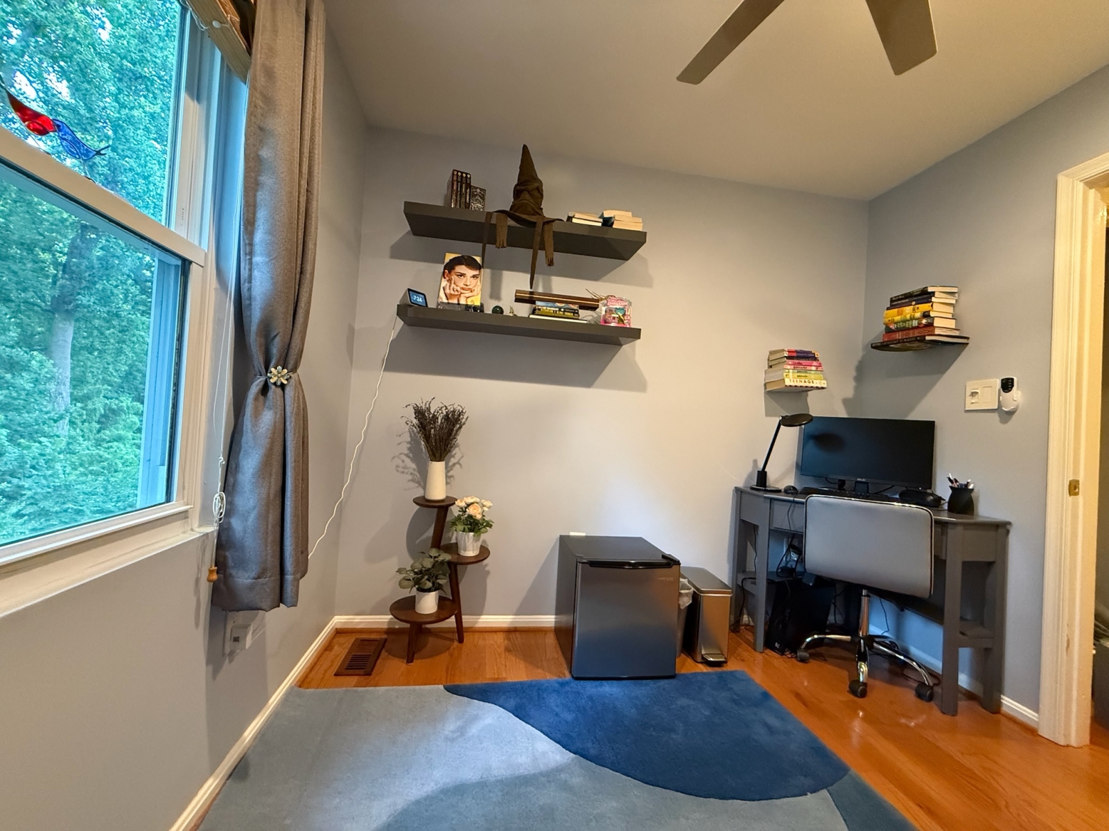 Dormitorio 3, escritorio y mini-nevera