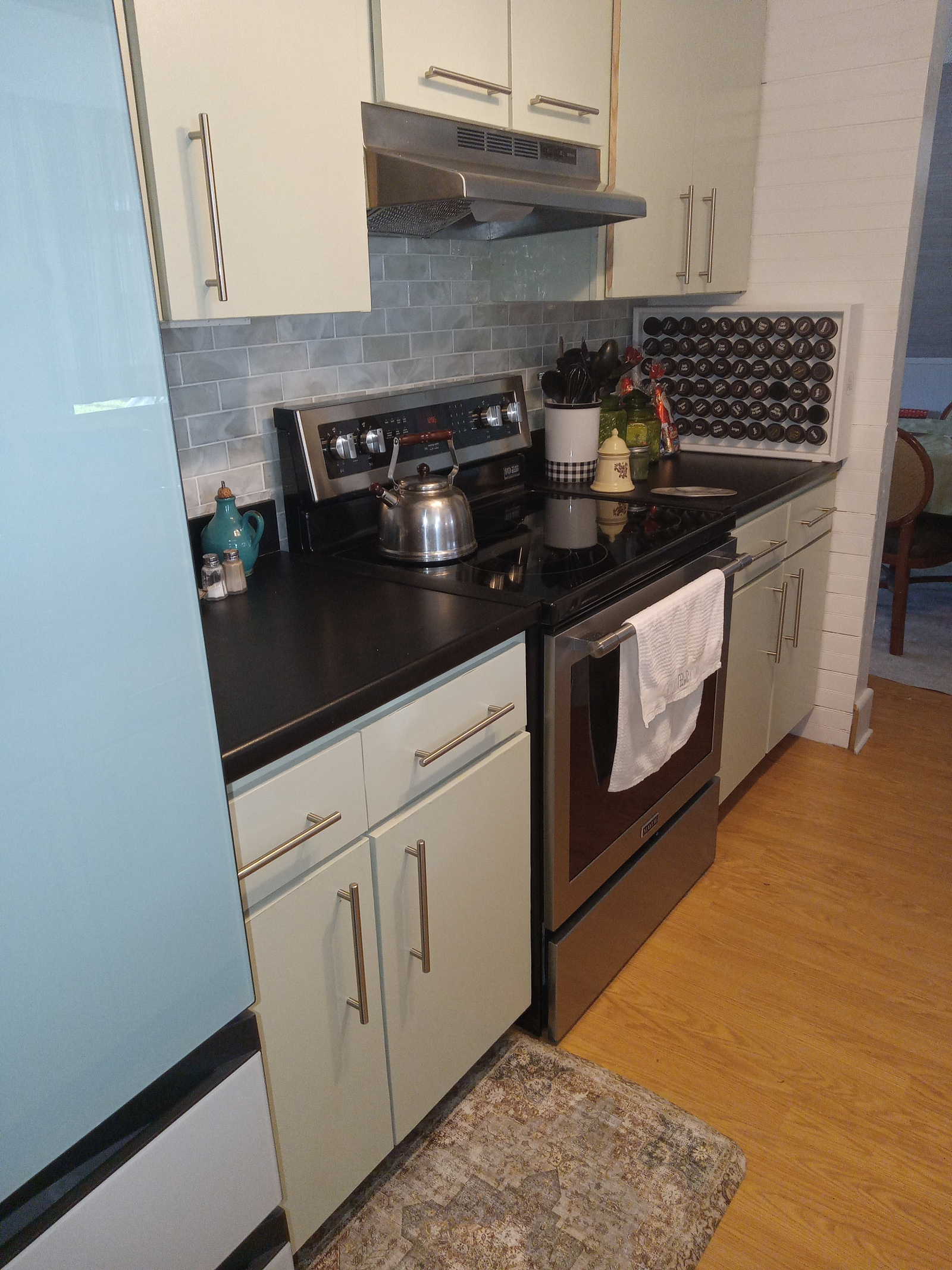 Keuken met elektrisch fornuis/oven, koelkast/vriezer, koffiezetapparaat, elektrische theepot en magn ...